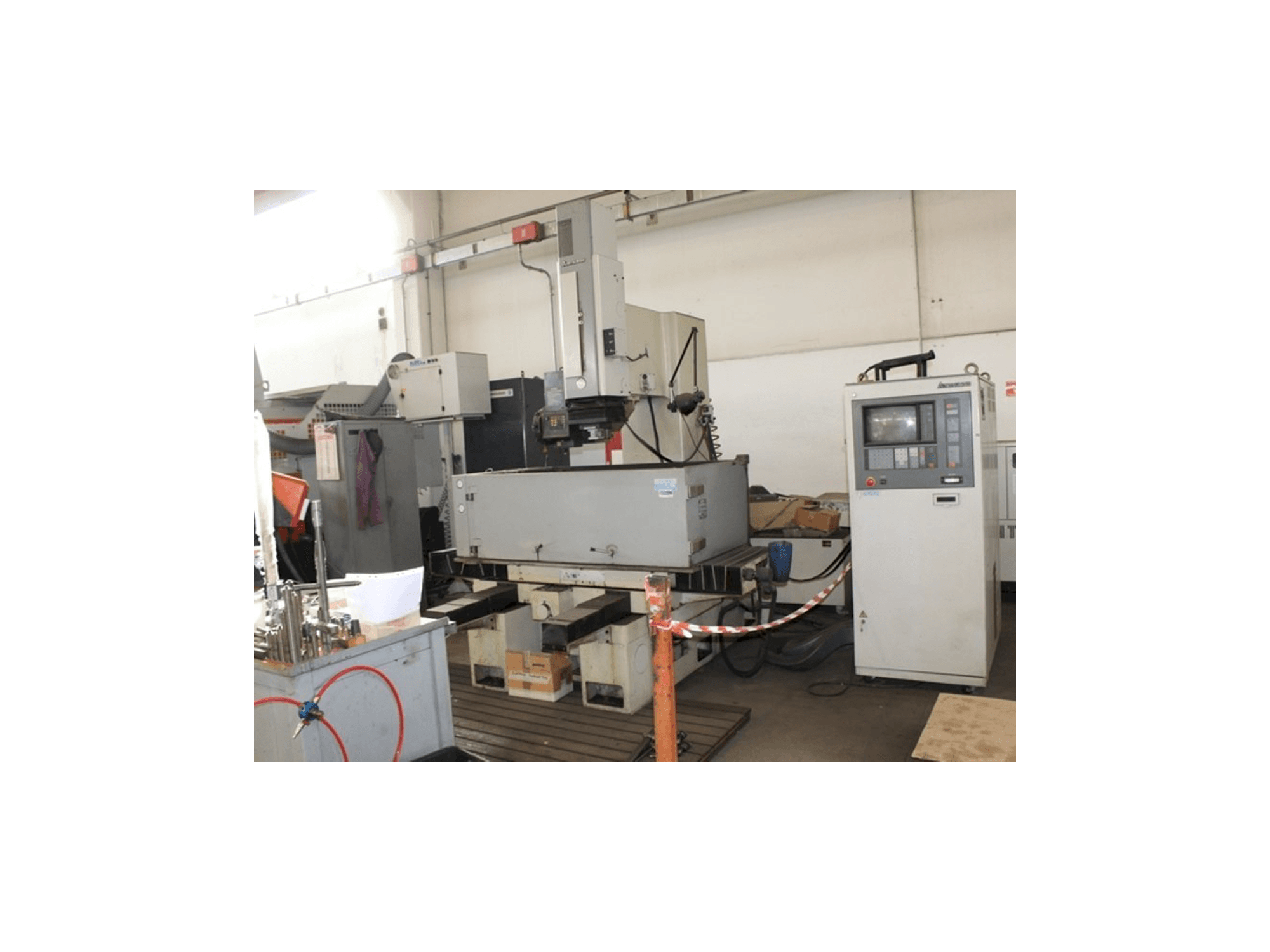 Vista frontal de la máquina Mitsubishi M65J