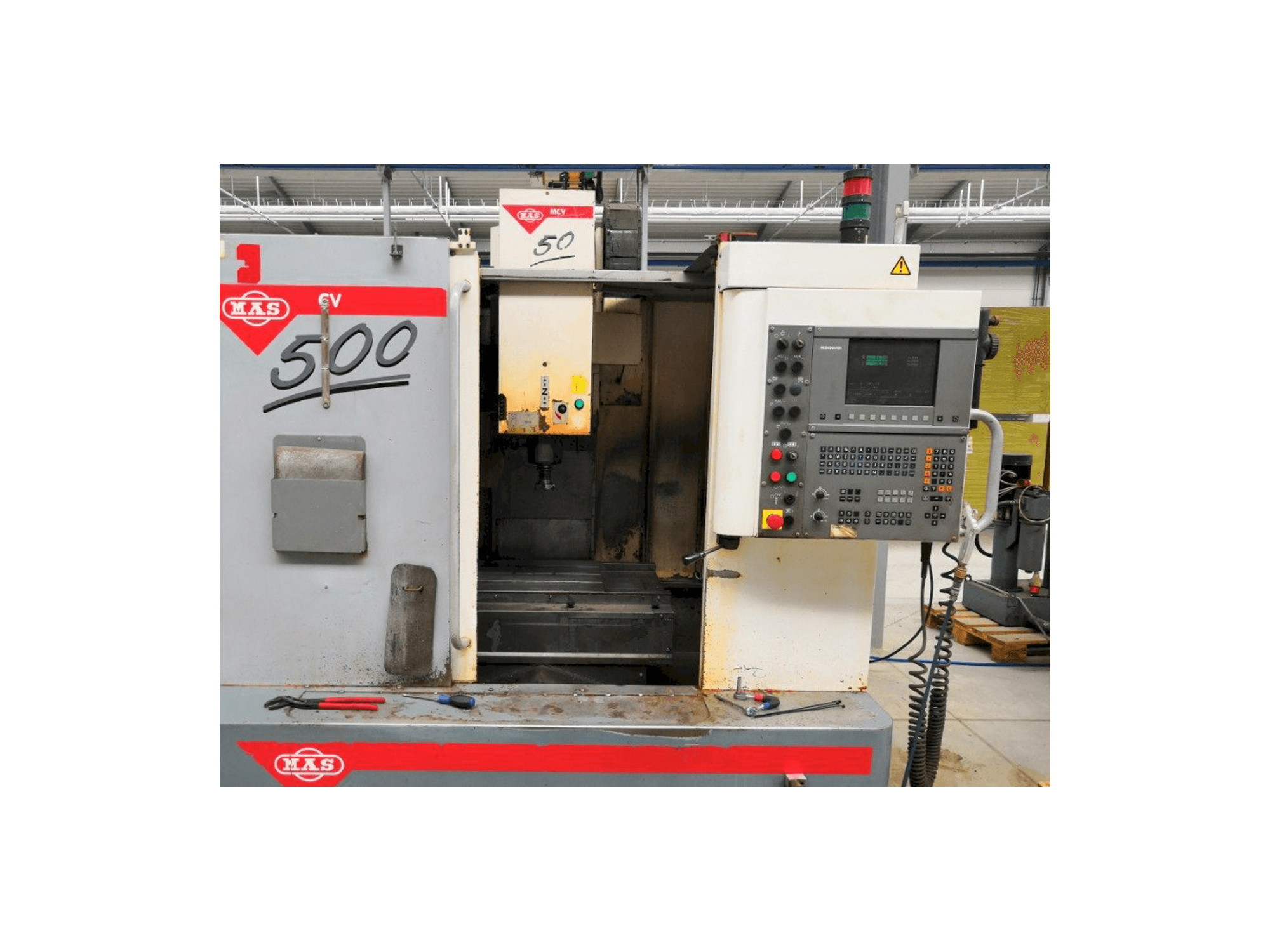 Vista frontal de la máquina KOVOSVIT MAS MCV 500 CNC