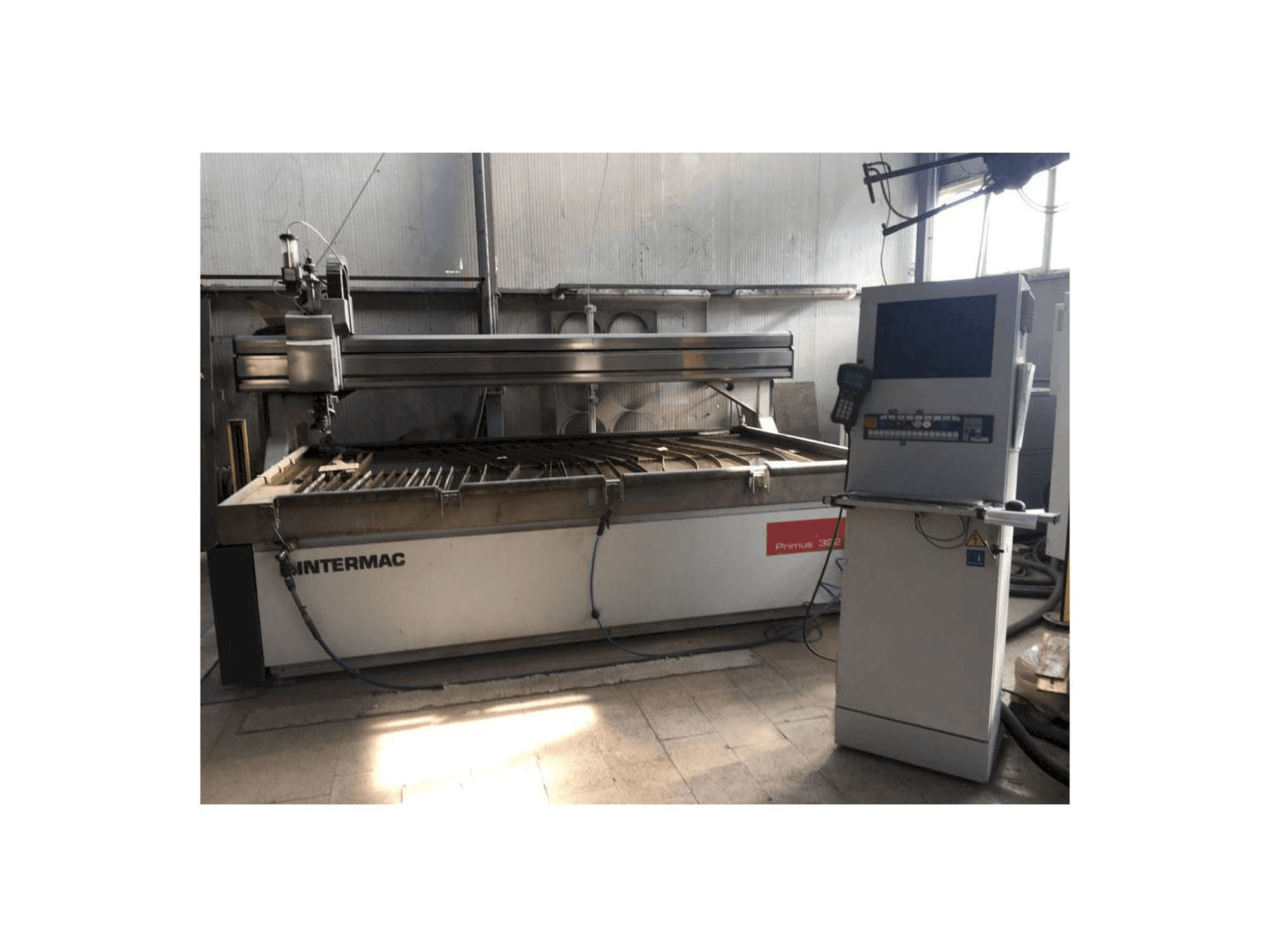 Vista frontal de la máquina Intermac primus 322