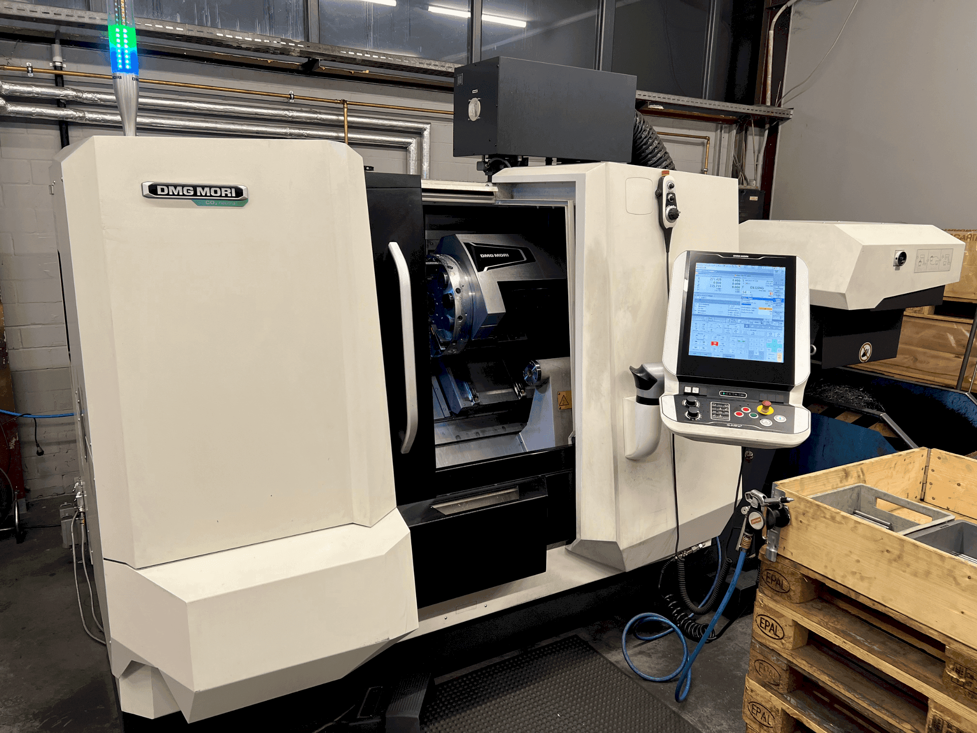 Vista frontal de la máquina DMG MORI CLX 350 V4