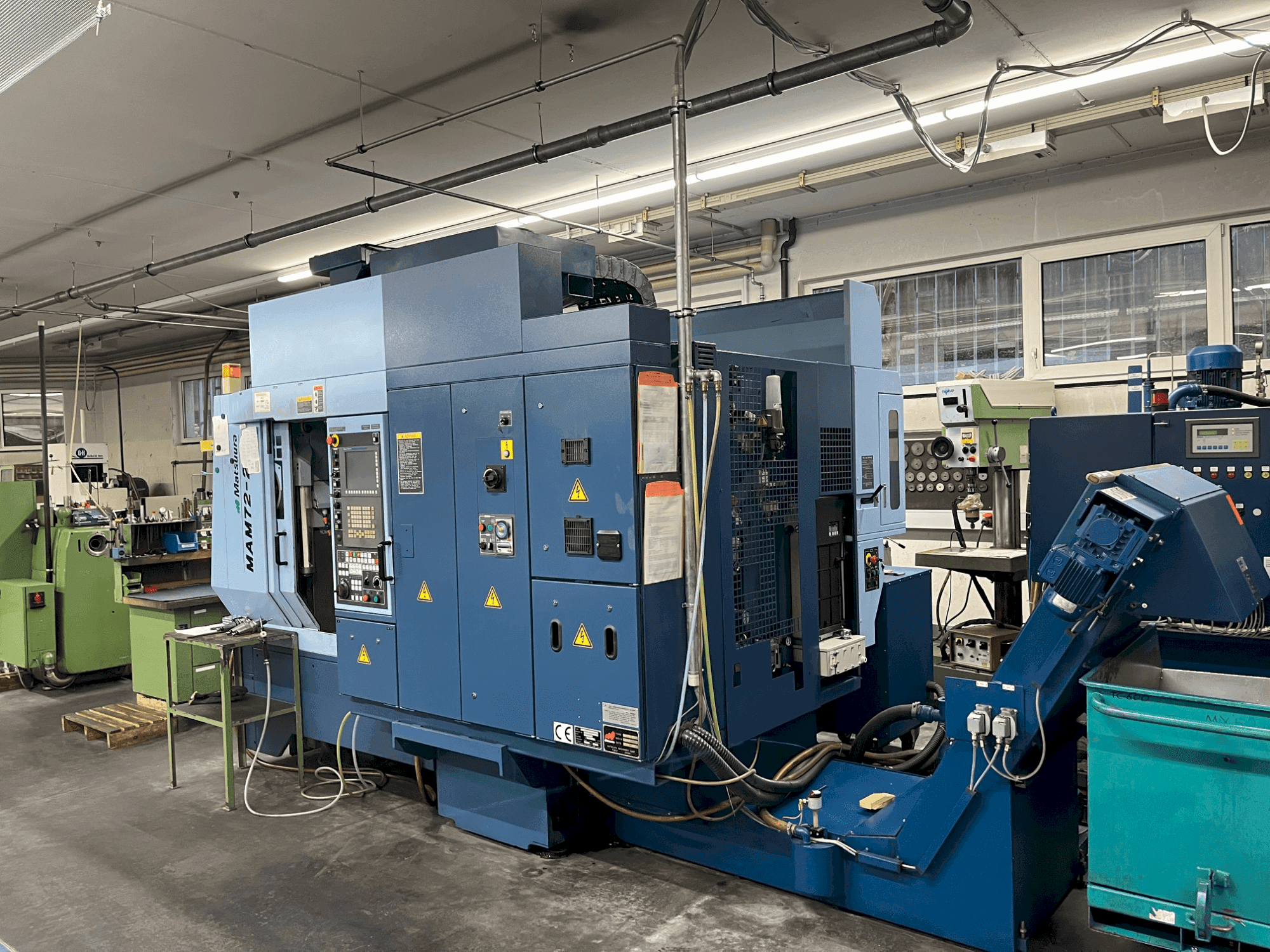 Vista frontal de la máquina Matsuura MAM72-25V