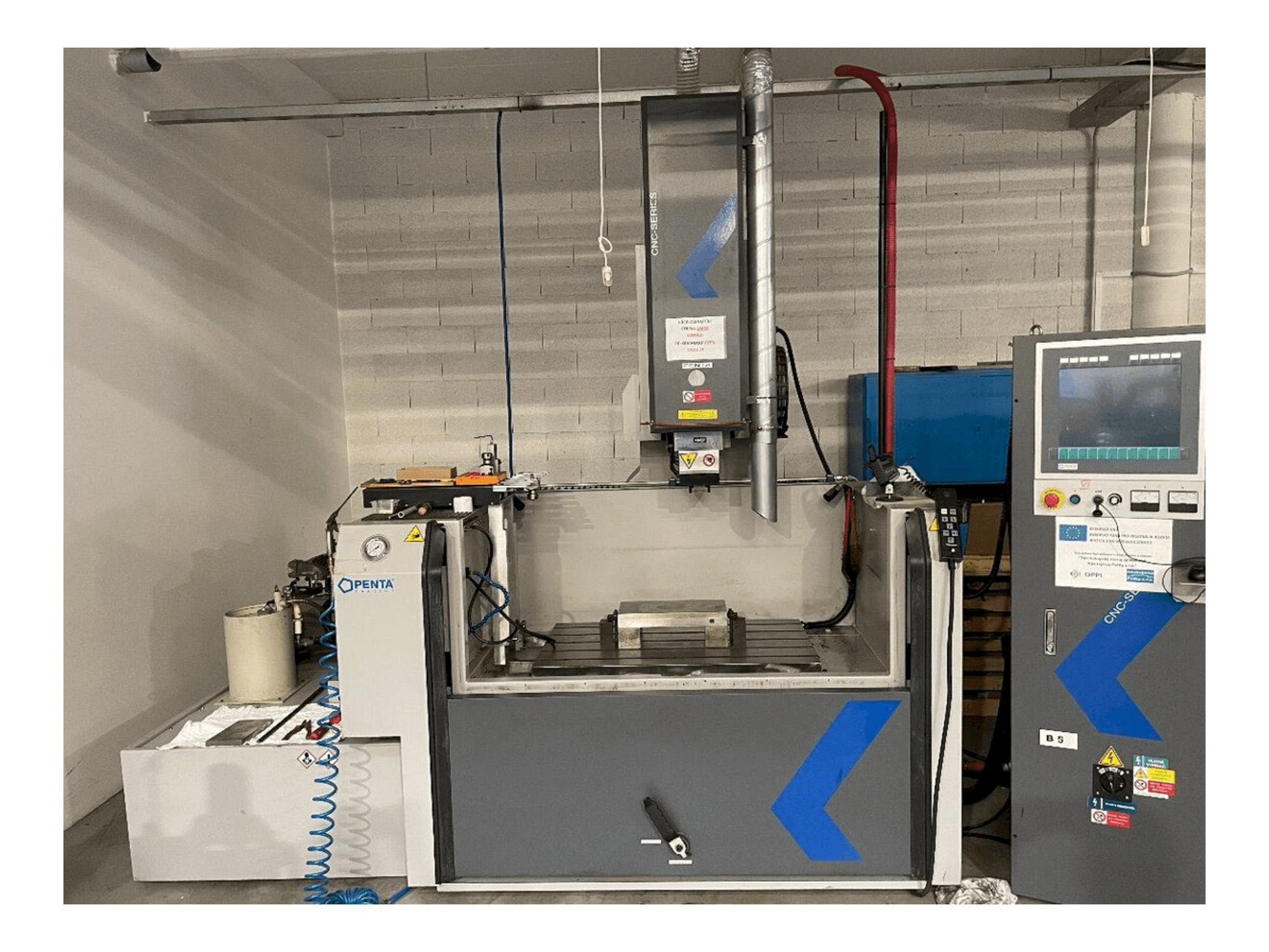 Vista frontal de la máquina PENTA 650G CNC