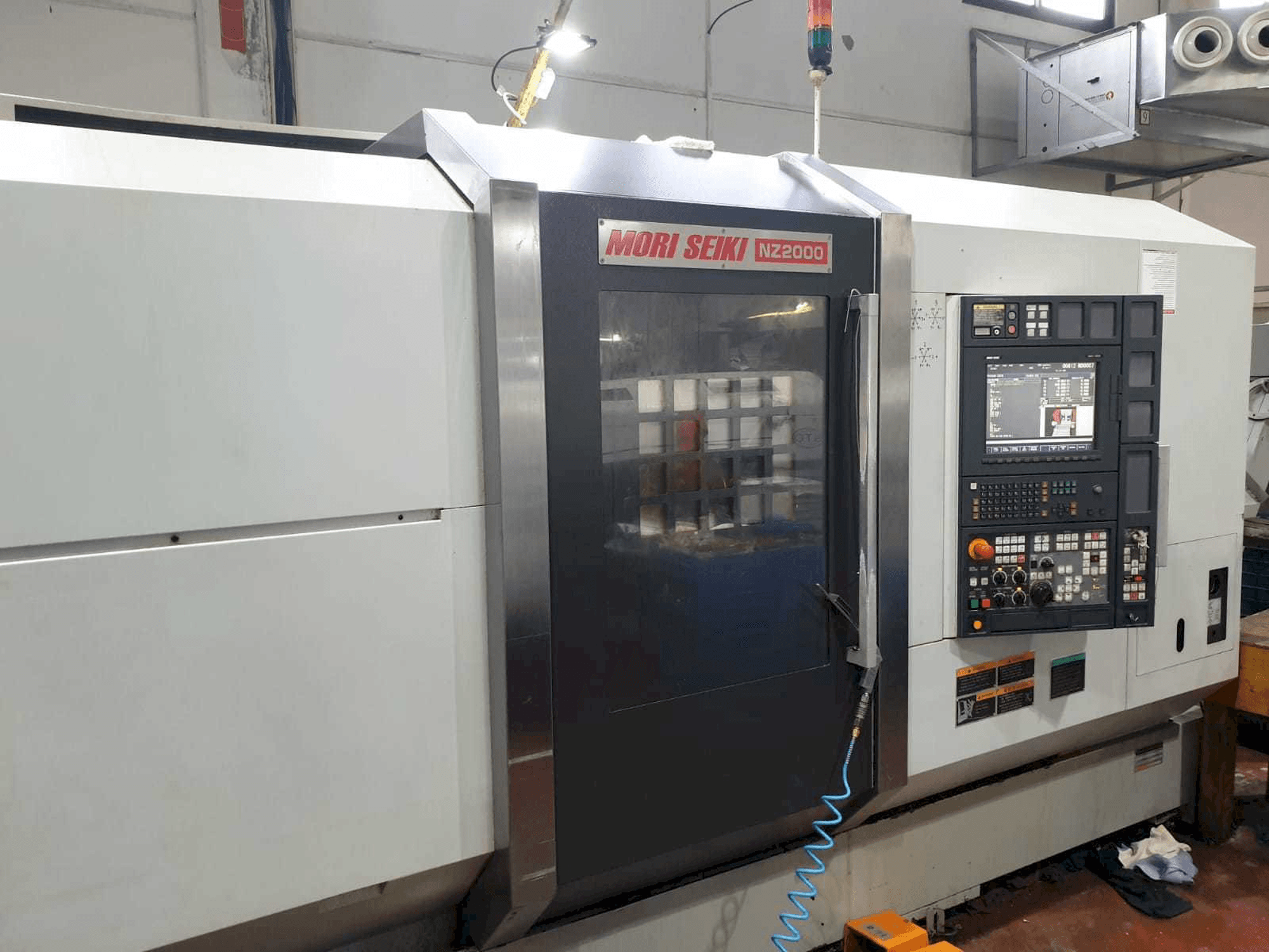 Vista frontal de la máquina MORI SEIKI NZ2000 T3Y3