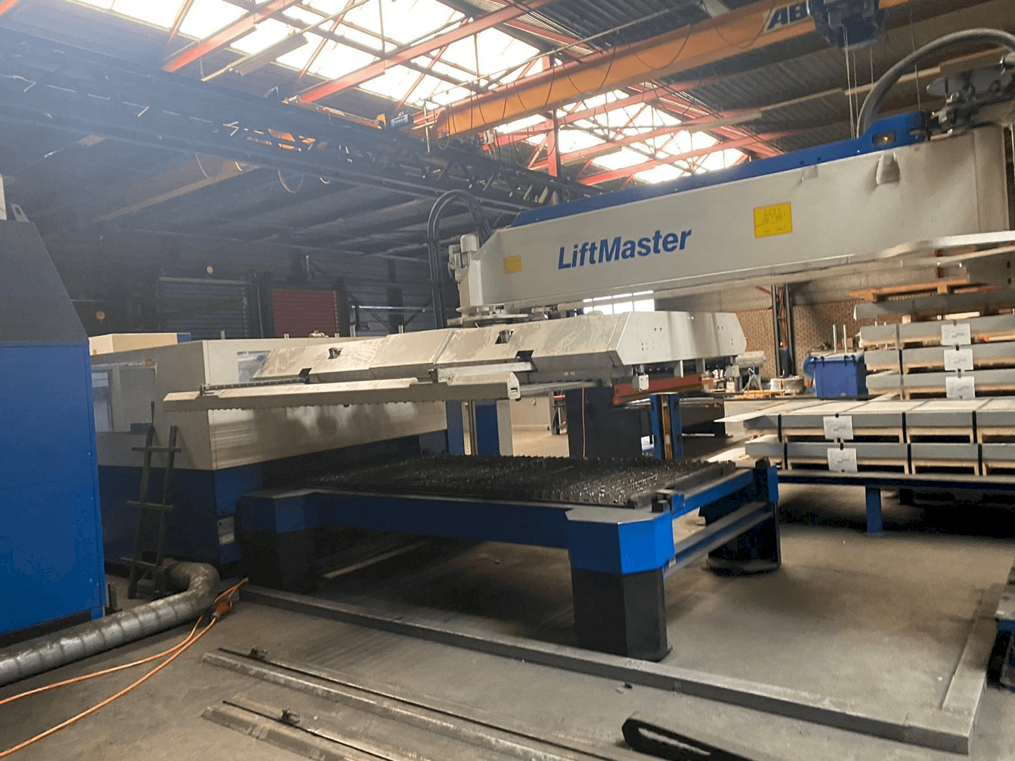 Vista frontal de la máquina Trumpf Trumatic L3050