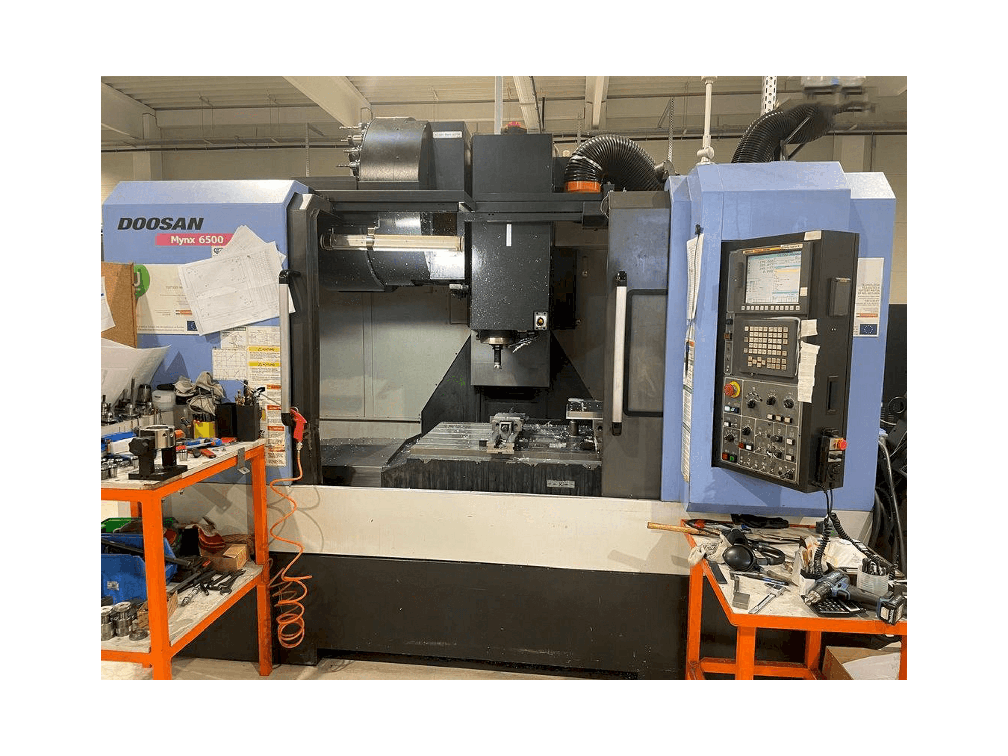 Vista frontal de la máquina Doosan MYNX DNM 6500