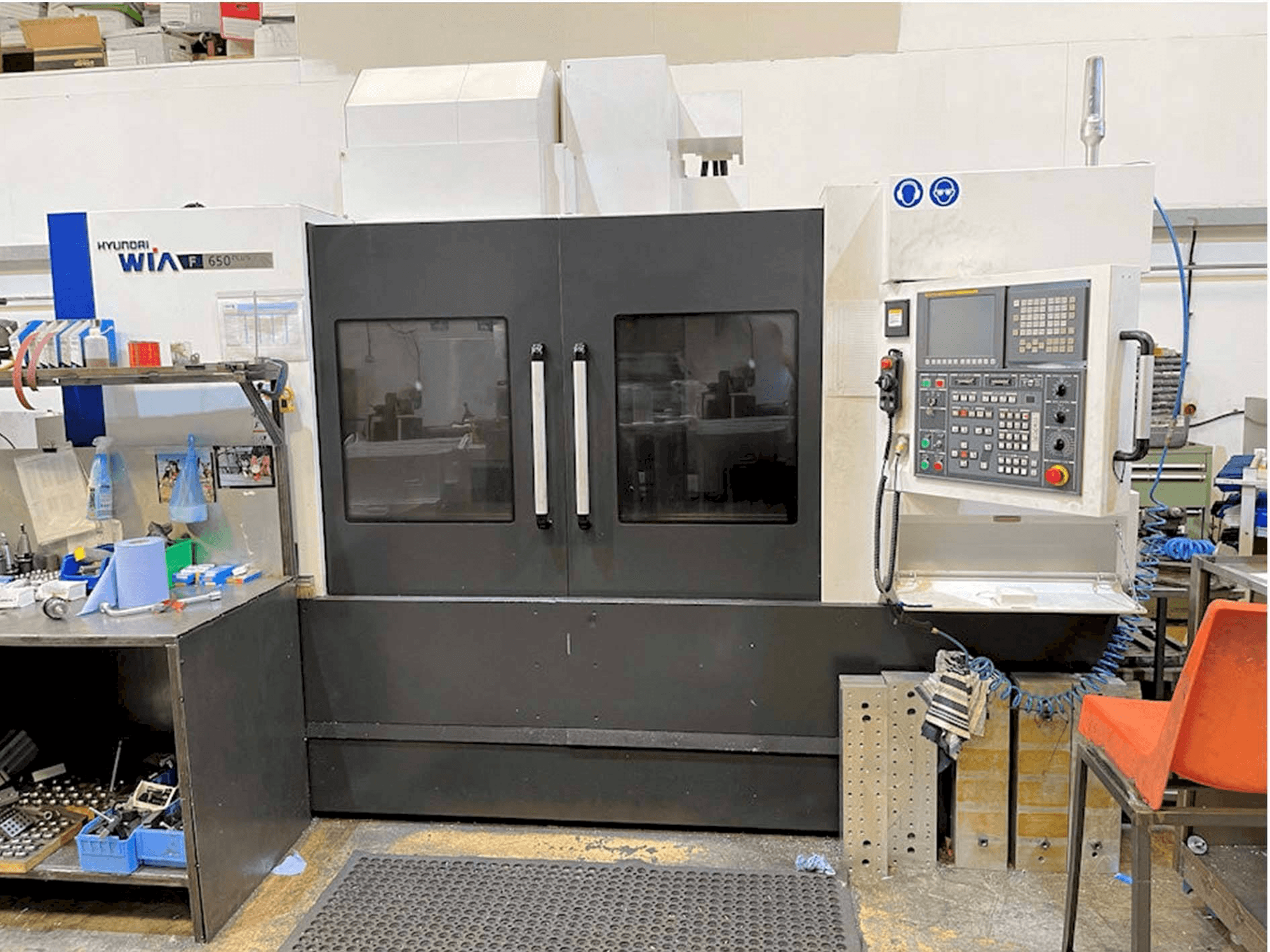 Vista frontal de la máquina Hyundai Wia F650 PLUS