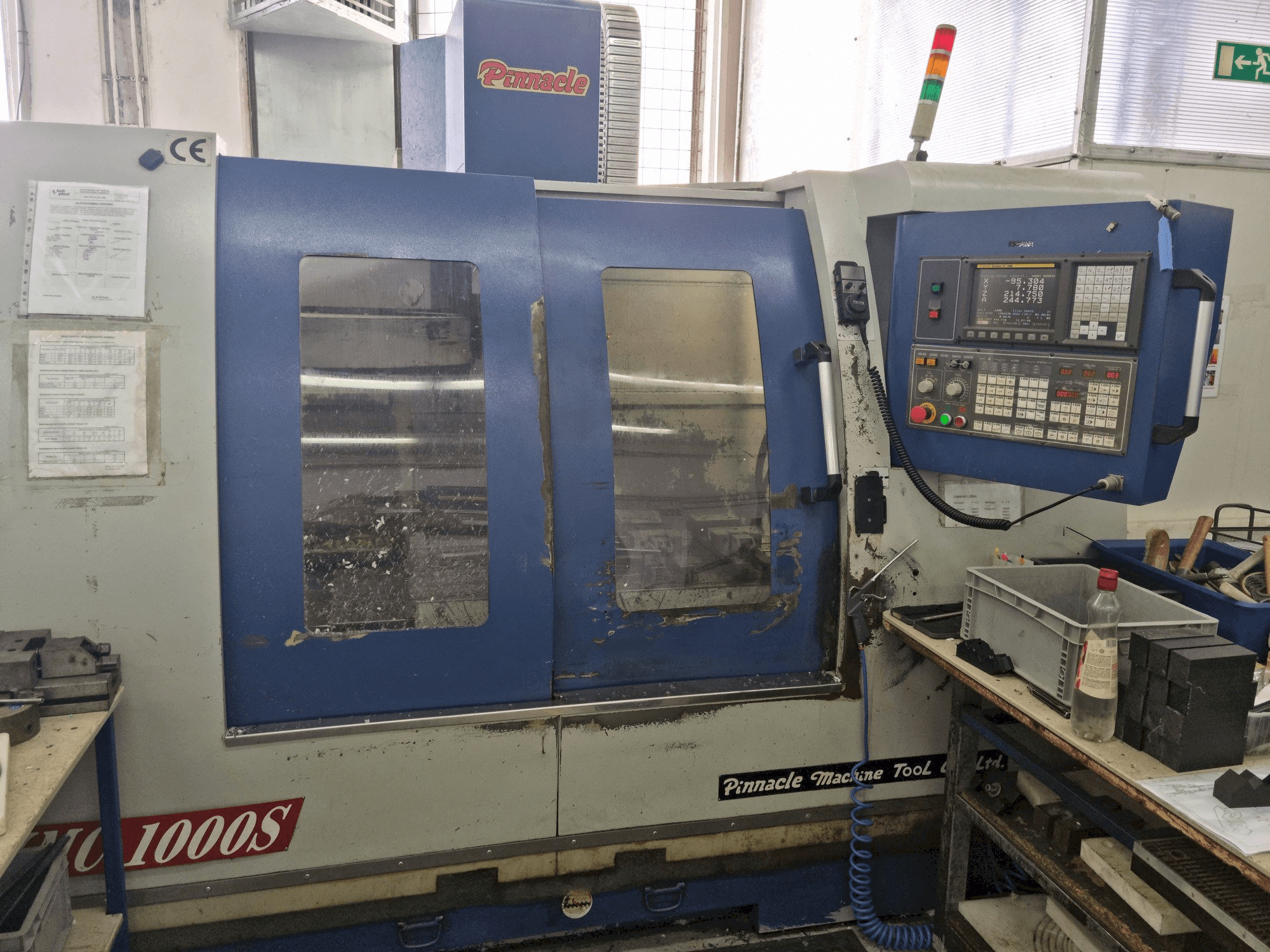 Vista frontal de la máquina Pinnacle VMC1000S