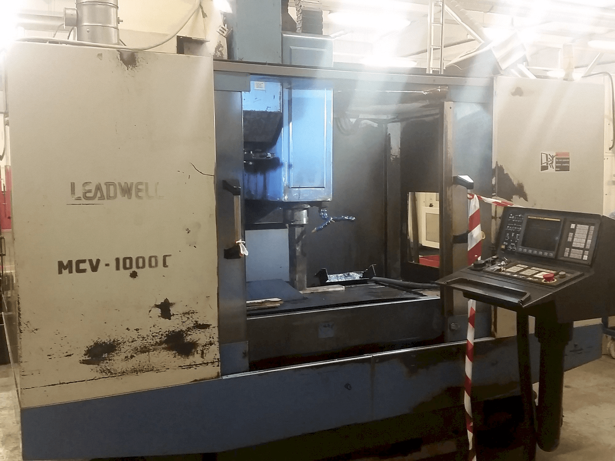 Vista frontal de la máquina Leadwell MCV-1000CR