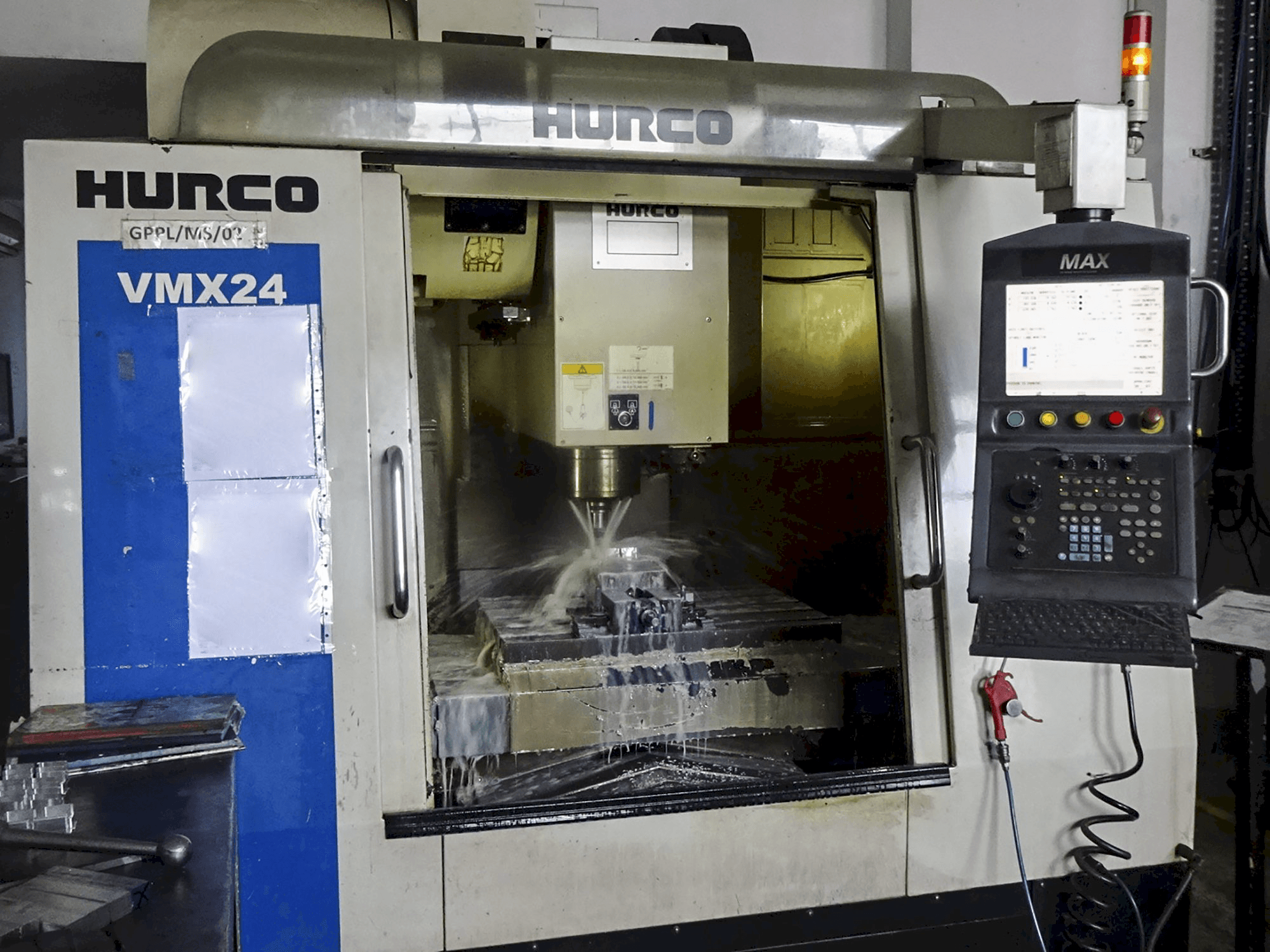 Vista frontal de la máquina Hurco VMX 24