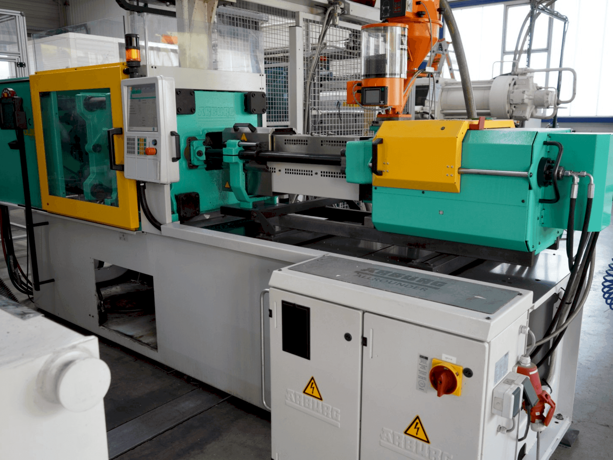 Vista frontal de la máquina Arburg 470C 1500-400