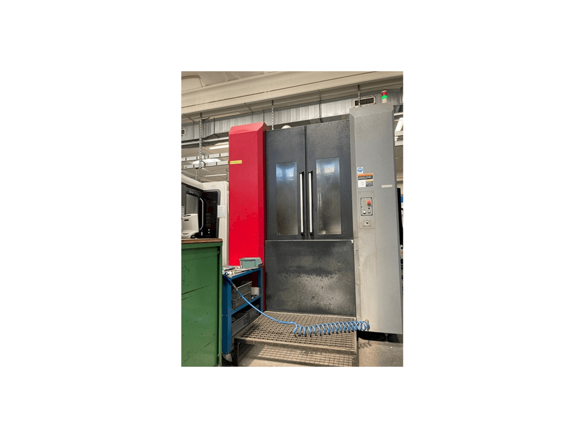 Vista frontal de la máquina OKK HMC 500