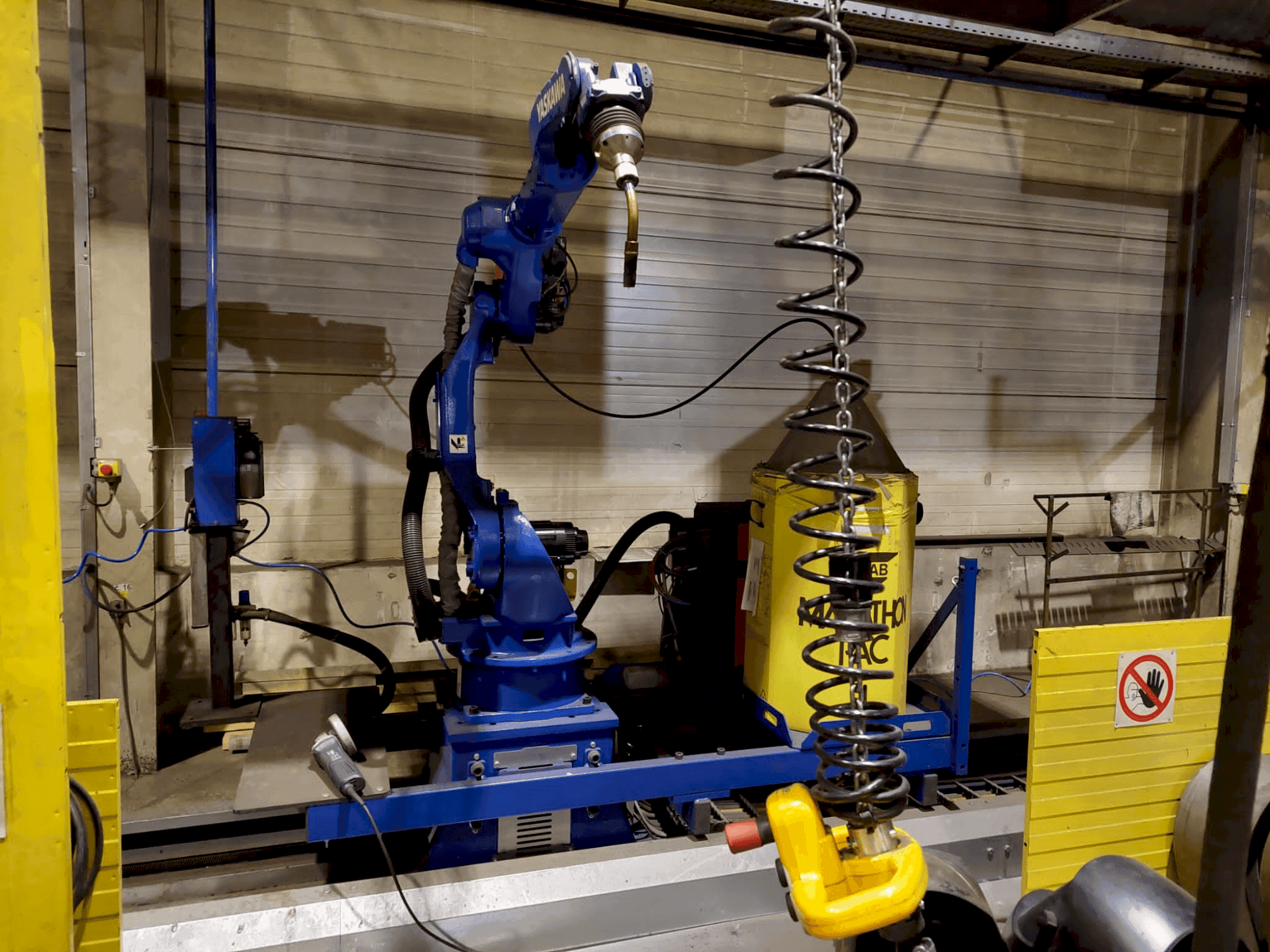 Vista frontal de la máquina Yaskawa MA2010 Welding Station