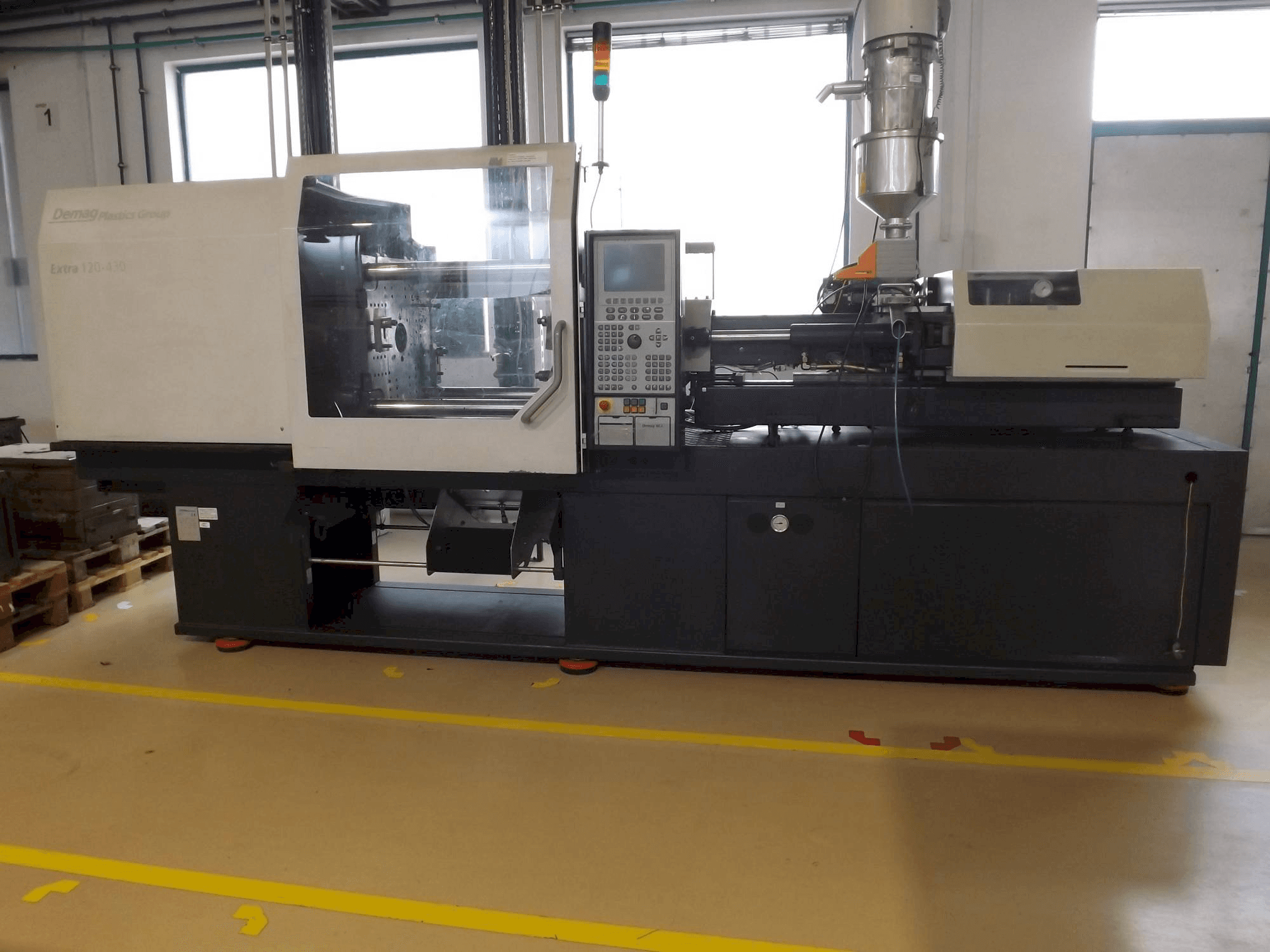 Vista frontal de la máquina DEMAG Extra 120-430