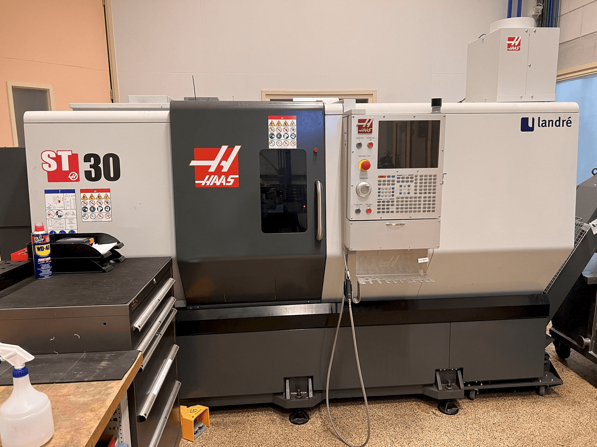 Vista frontal de la máquina HAAS ST30