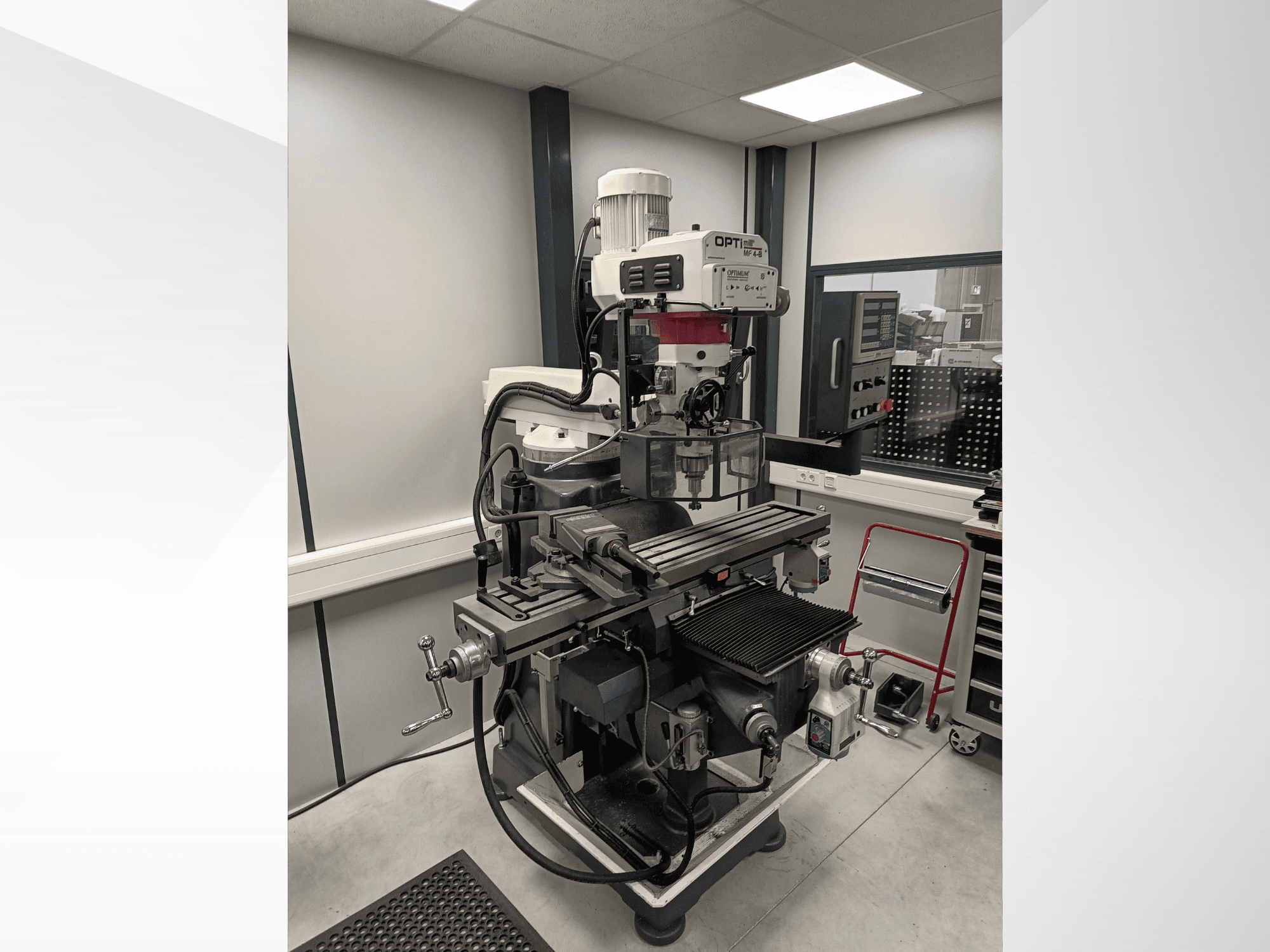 Centro de mecanizado vertical Optimum MF 4-B en vista lateral, en el que se aprecian con detalle la mesa de trabajo, el panel de control y el motor.