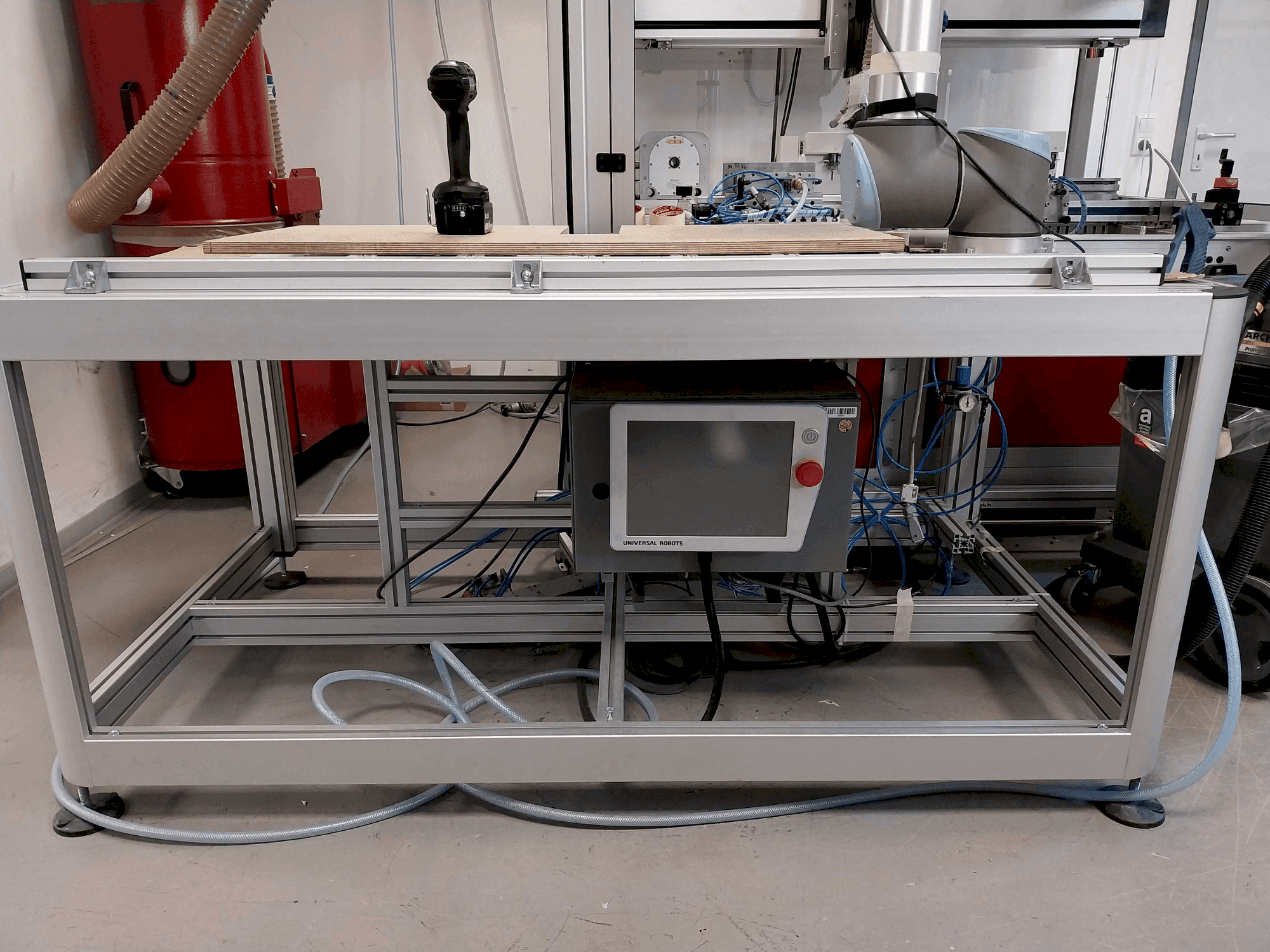 Vista frontal de la máquina Universal Robots UR10 CB