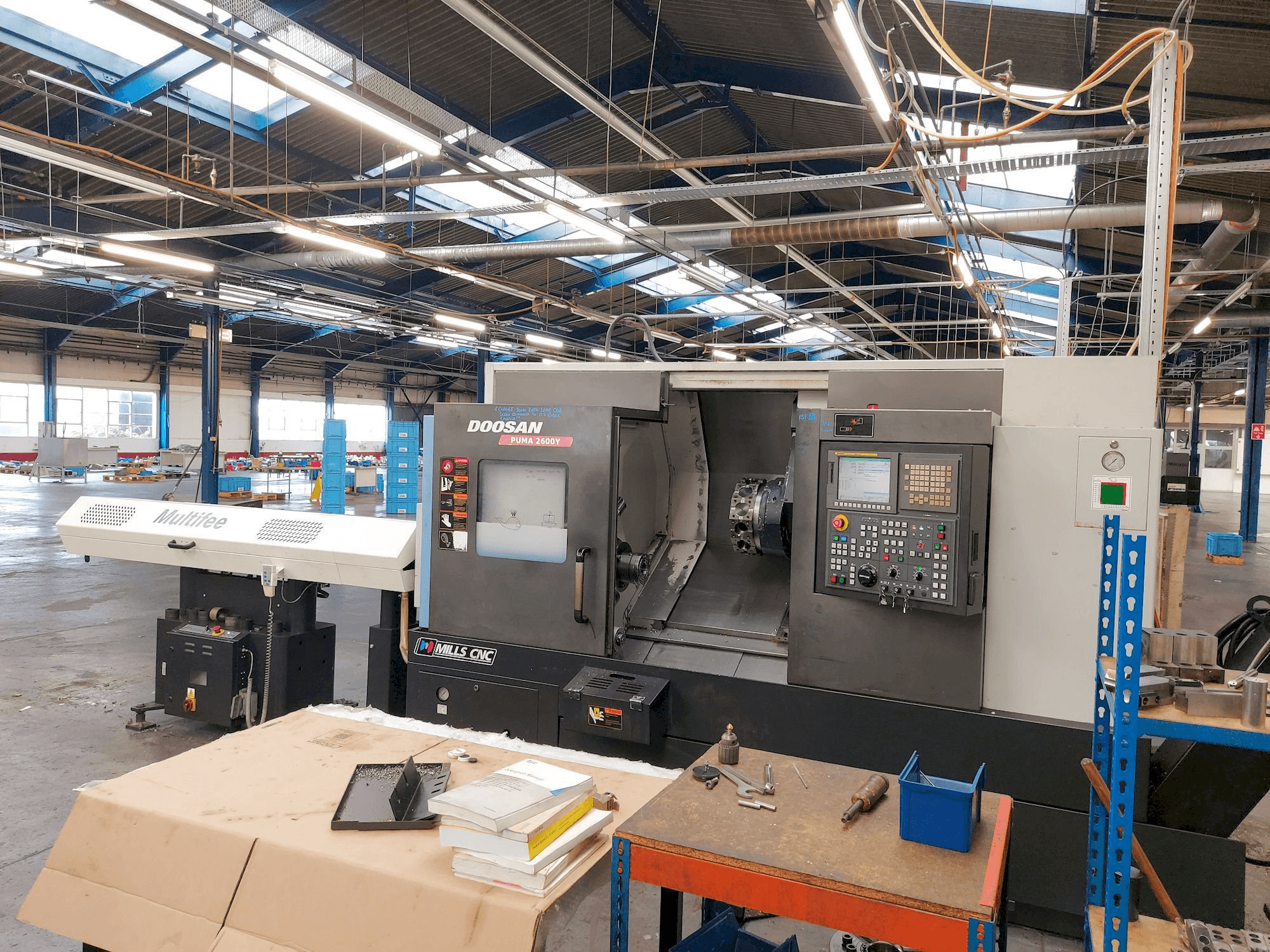 Vista frontal de la máquina Doosan Puma 2600Y