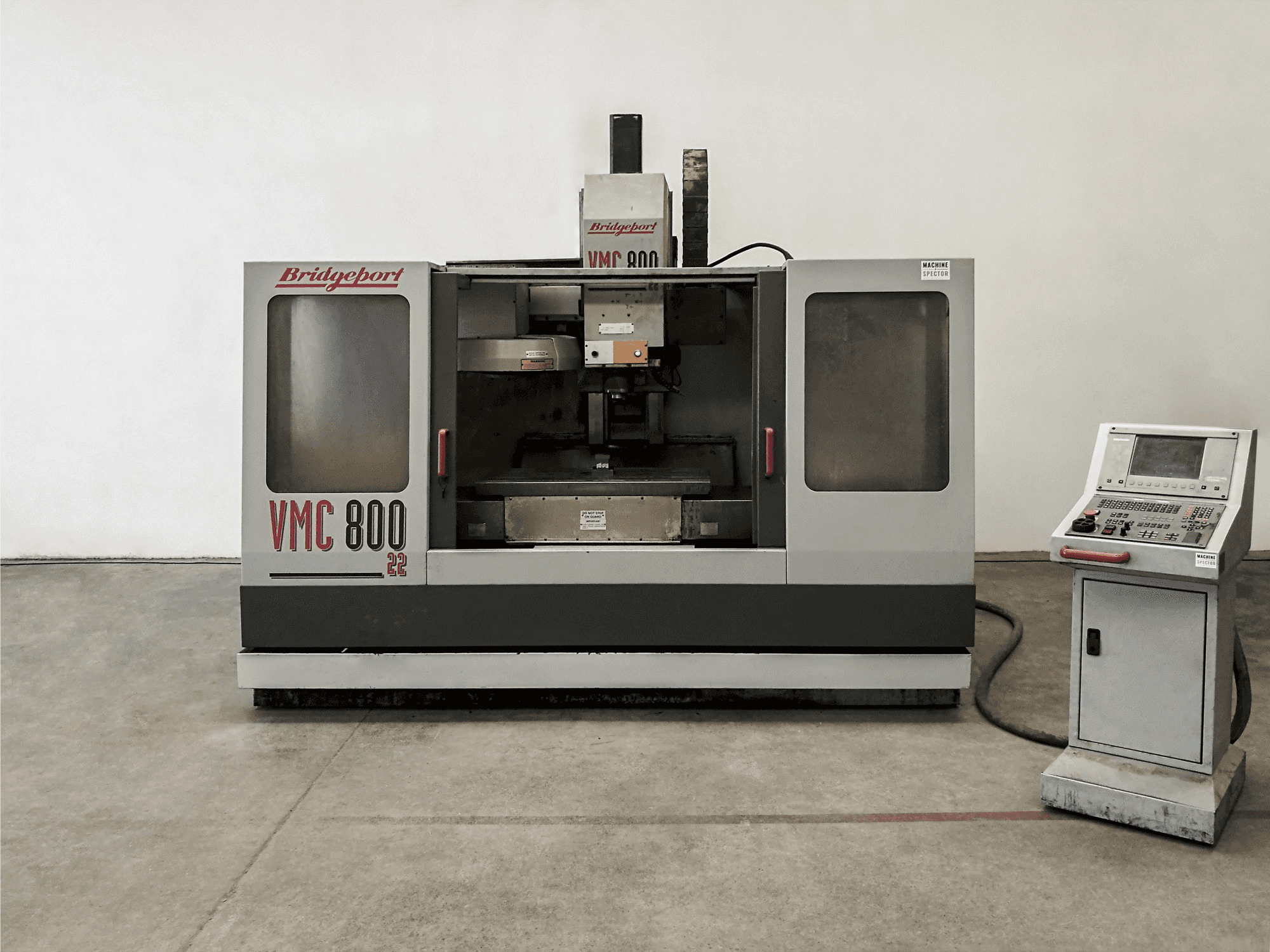 Vista frontal de la máquina Bridgeport VMC 800.22