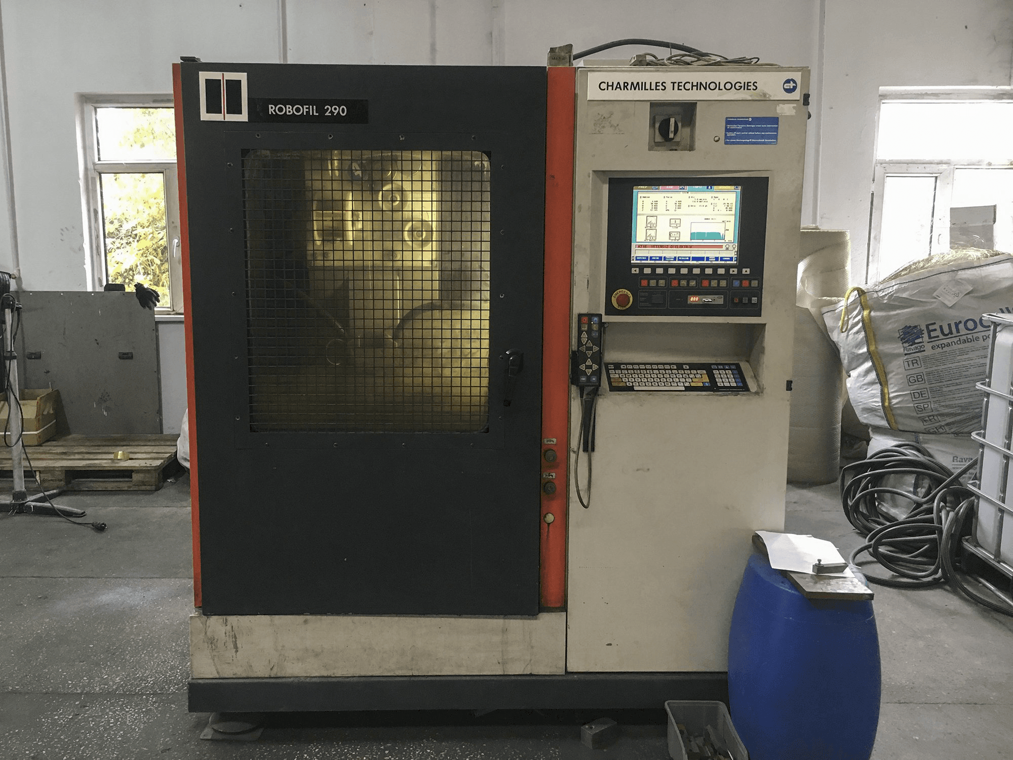Vista frontal de la máquina CHARMILLES ROBOFIL 290