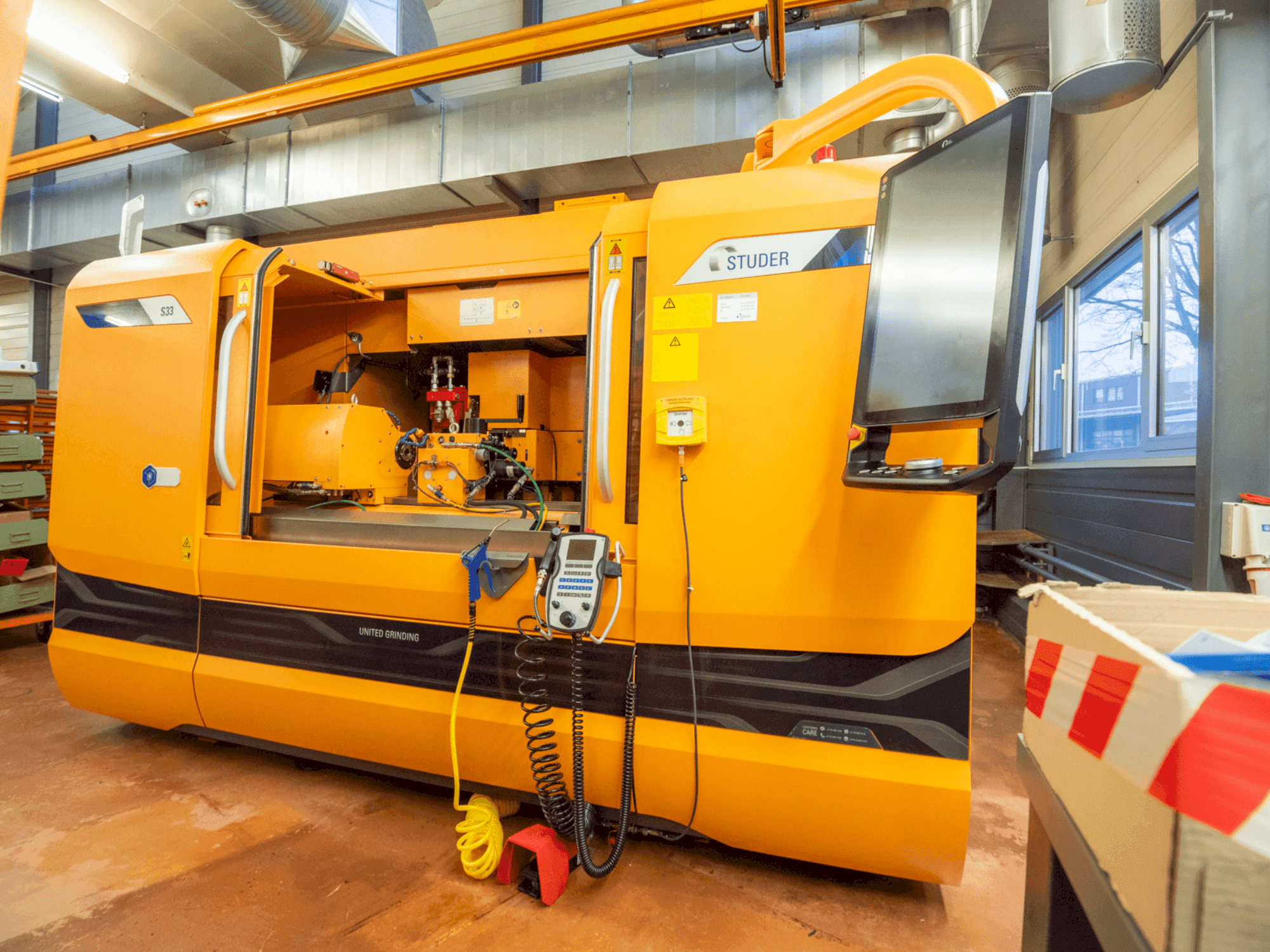 Vista frontal de la máquina STUDER S33