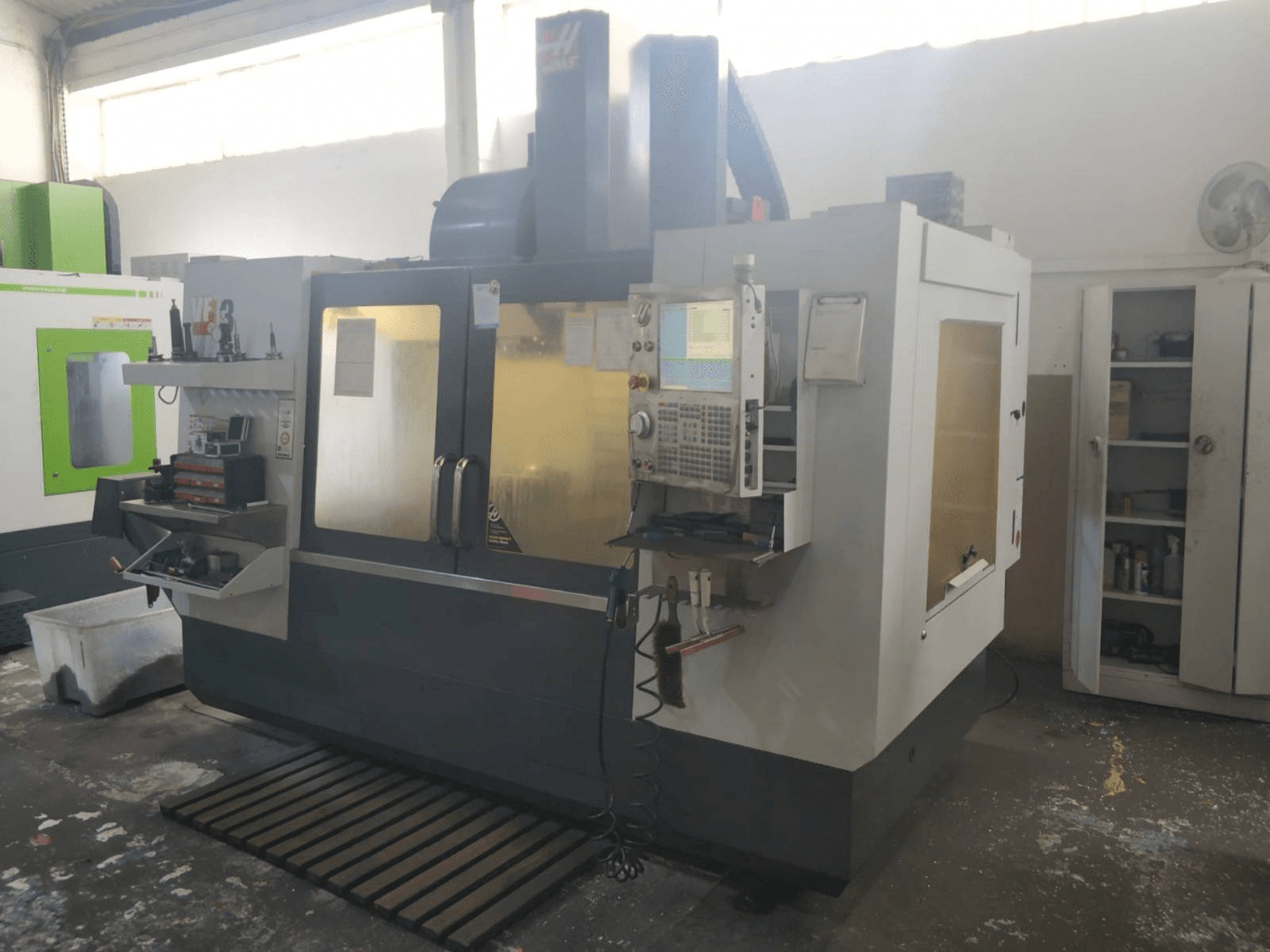 Vista frontal de la máquina HAAS VF-3