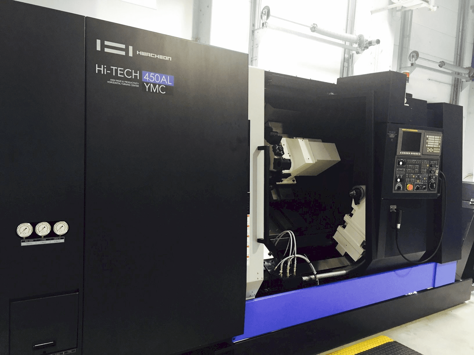 Vista frontal de la máquina HWACHEON HI-TECH 450AL YMC
