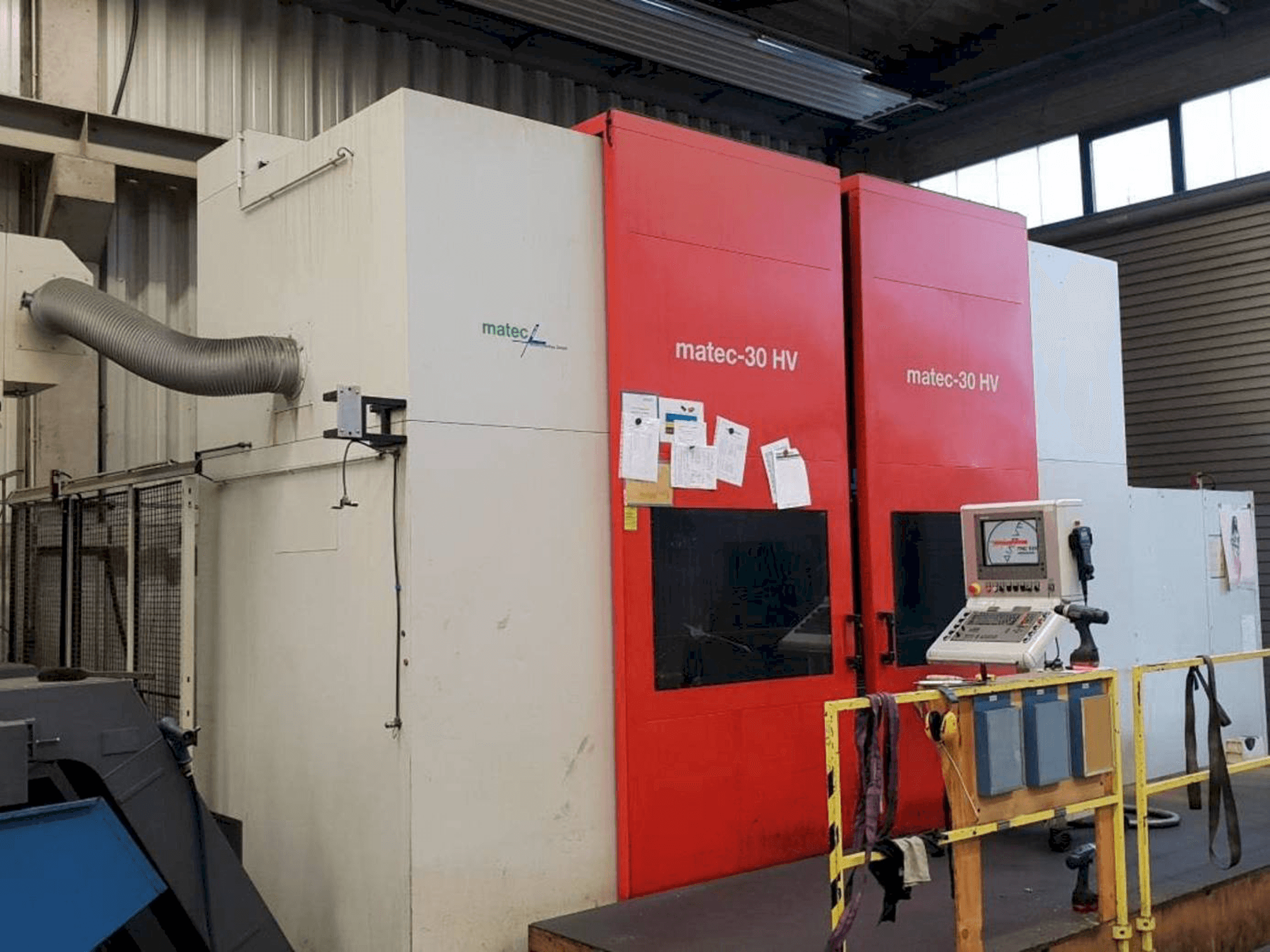 Vista frontal de la máquina Matec 30 HV