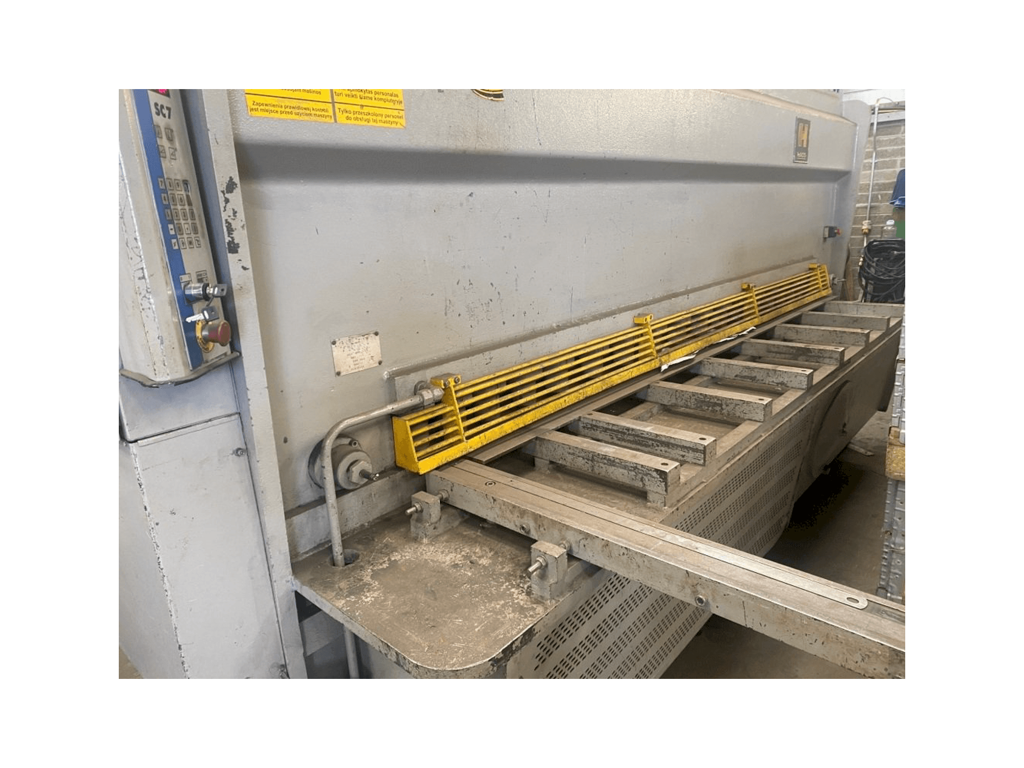 Vista frontal de la máquina HACO HSLX 3013