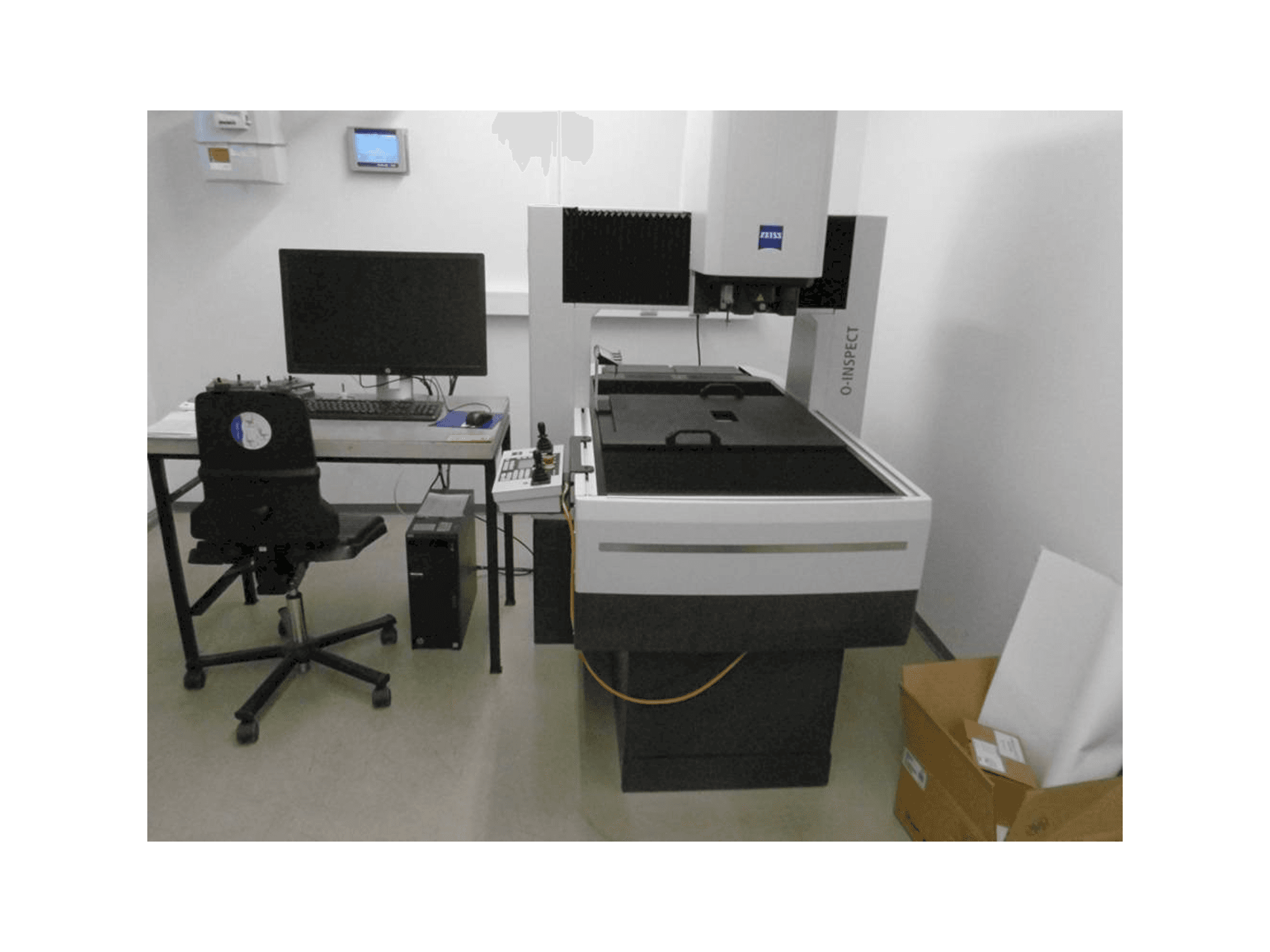 Vista frontal de la máquina ZEISS O-Inspect 543