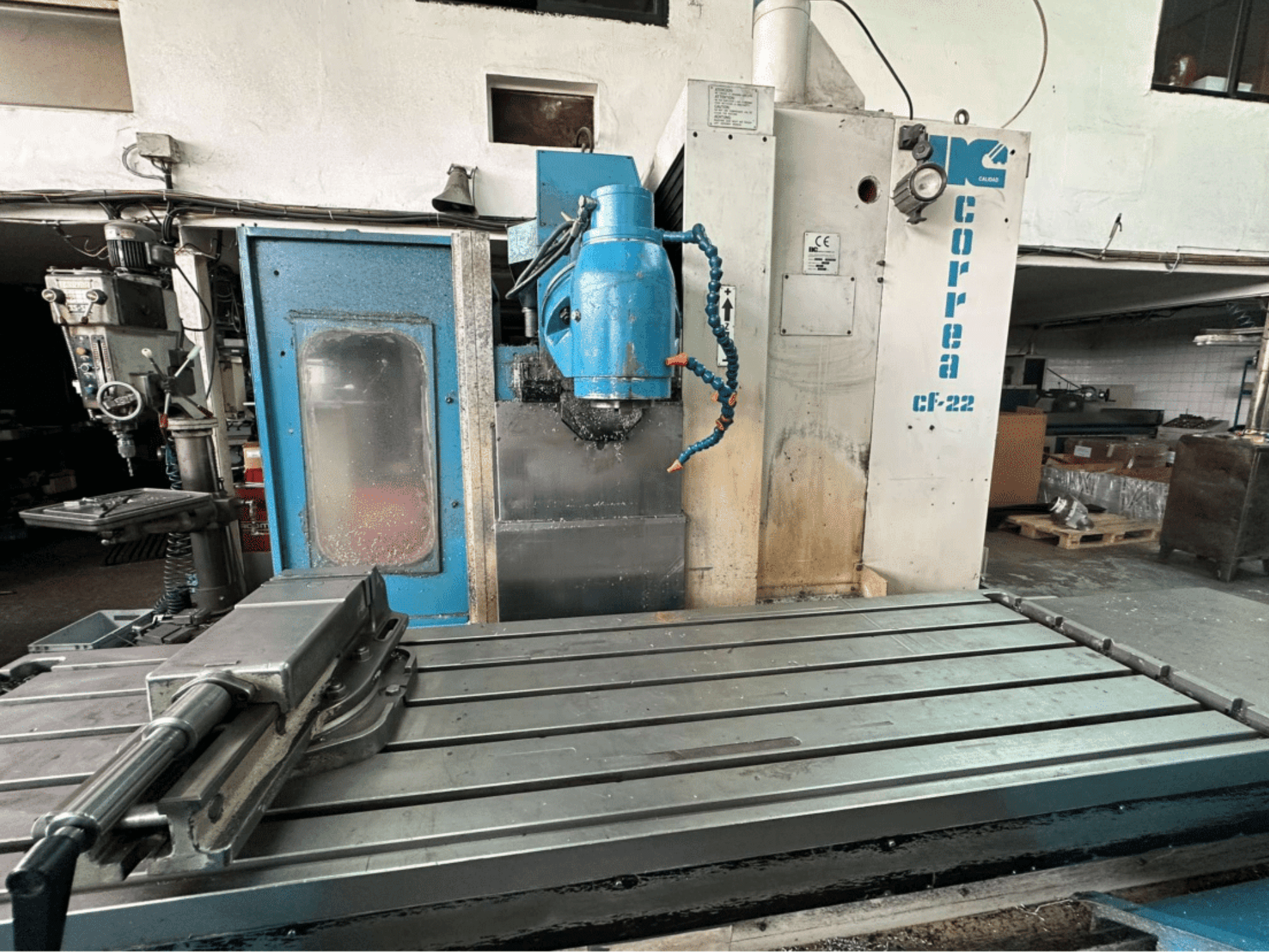 Fresadora Correa CF-22, vista frontal; presenta una mesa de trabajo metálica y un panel de control azul y blanco con mandos.