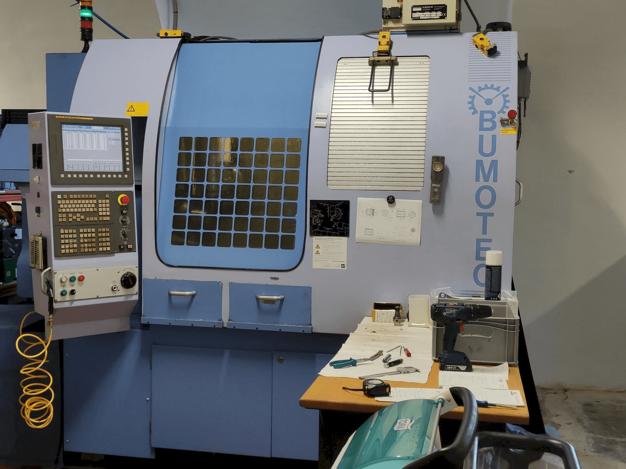 Vista frontal de la máquina Bumotec S-192FT