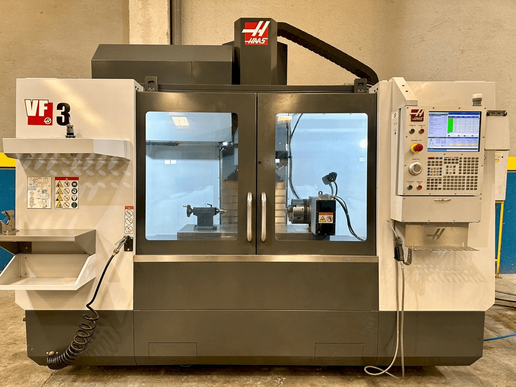 Vista frontal de la máquina HAAS VF-3