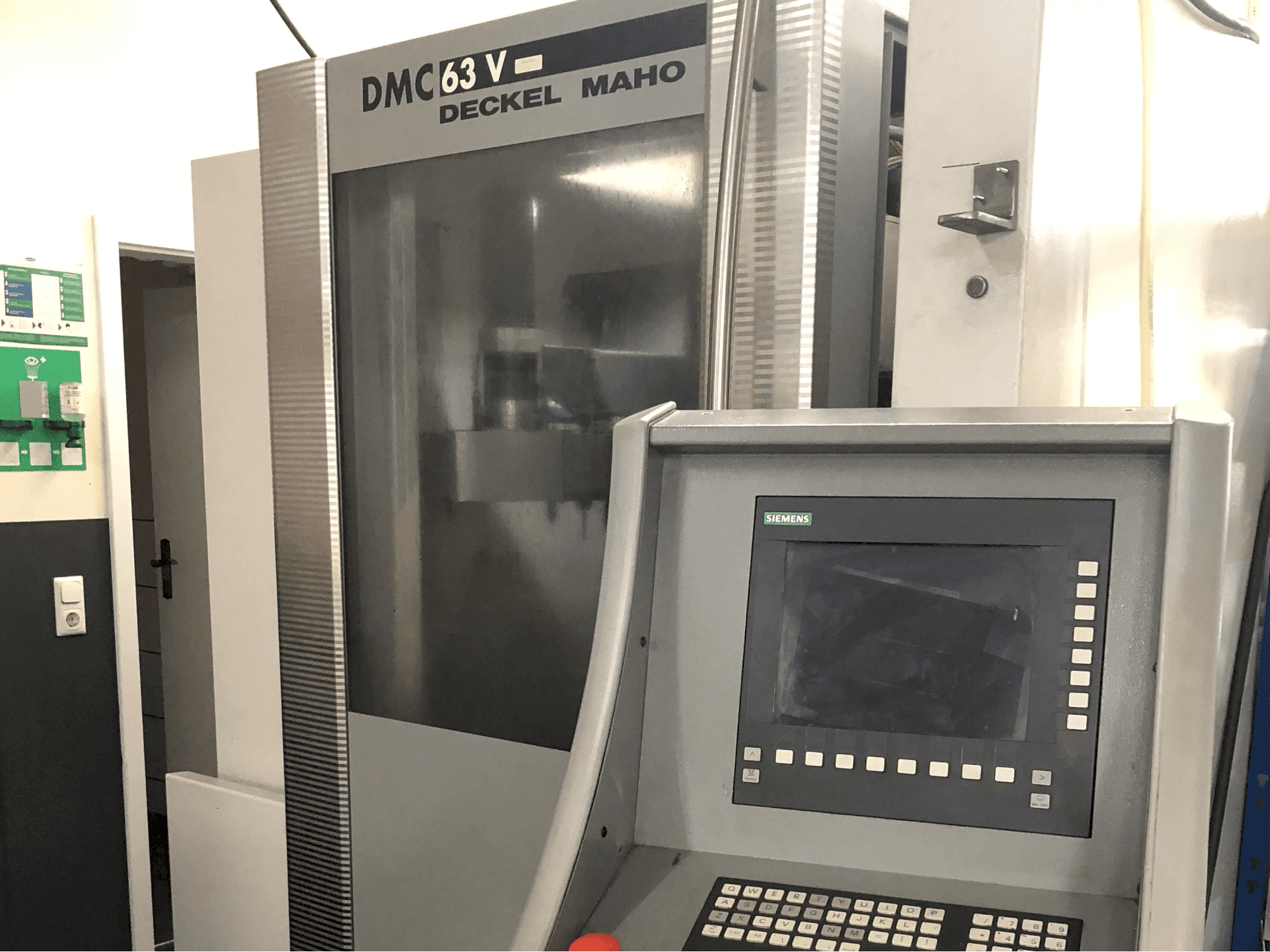 Vista derecha de la máquina DECKEL MAHO DMC 63V