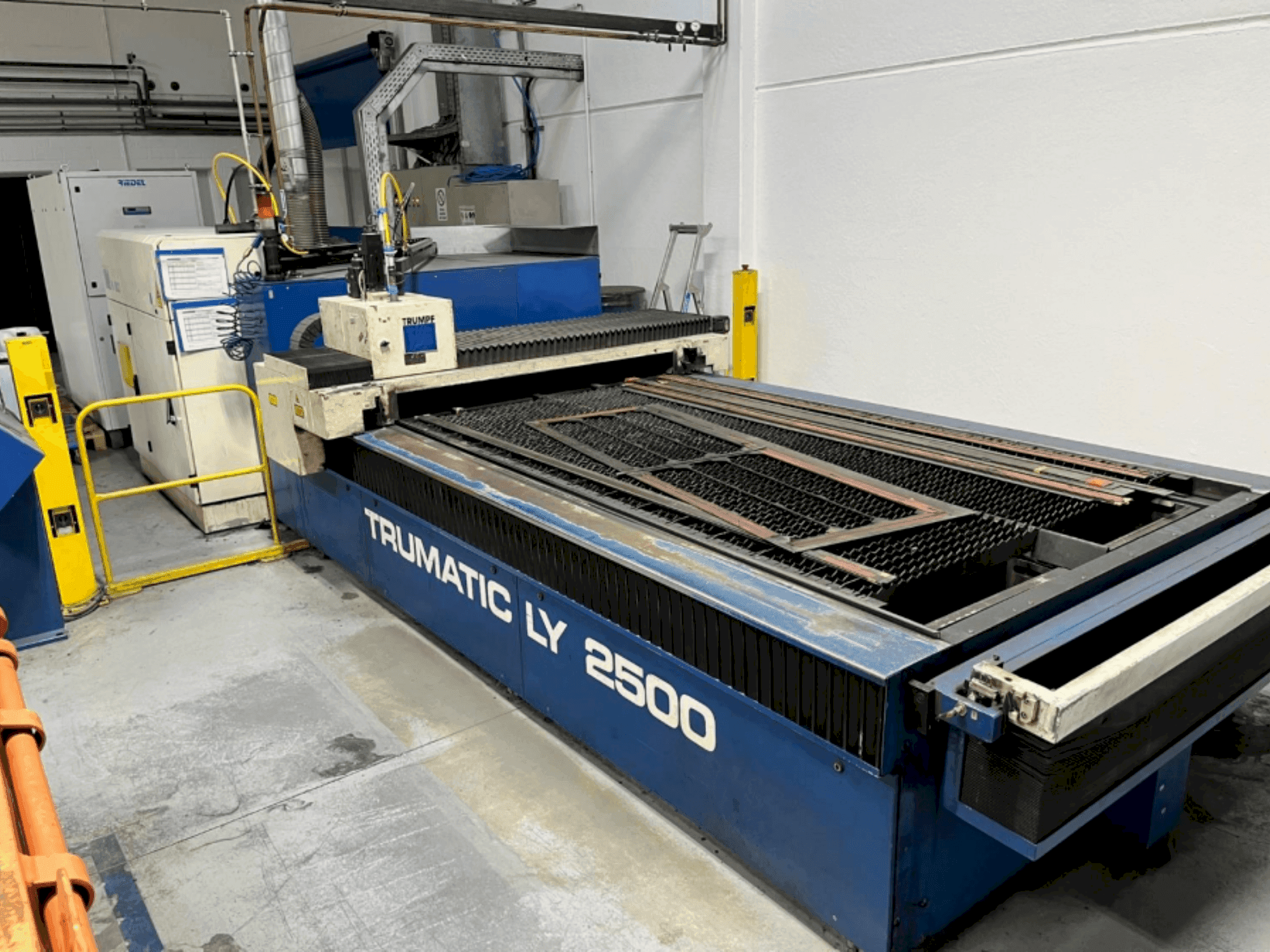 Vista frontal de la máquina TRUMPF Trumatic LY2500
