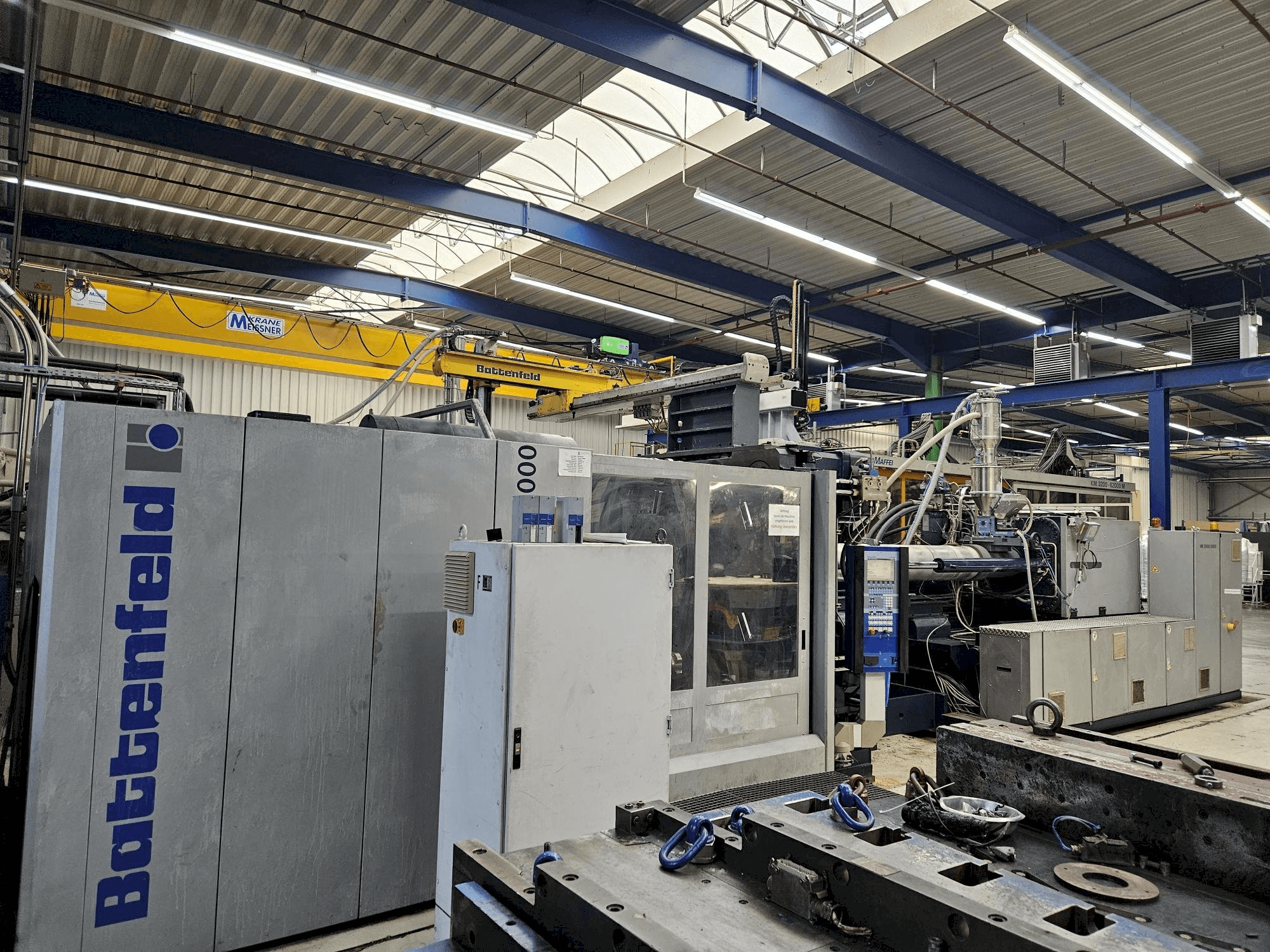 Vista frontal de la máquina Battenfeld HM 10000
