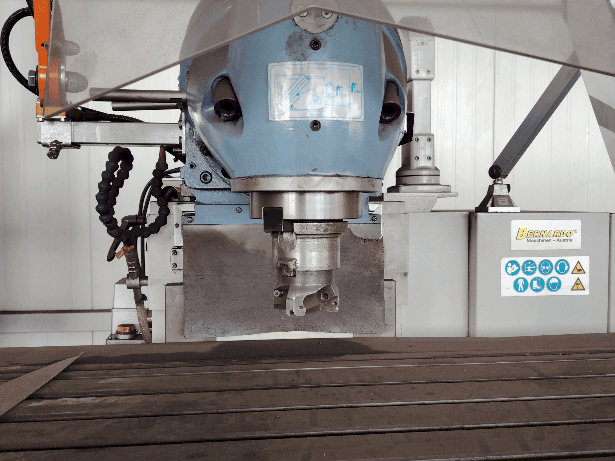 Vista frontal de la máquina Bernardo Variomill FU 2000E Servo