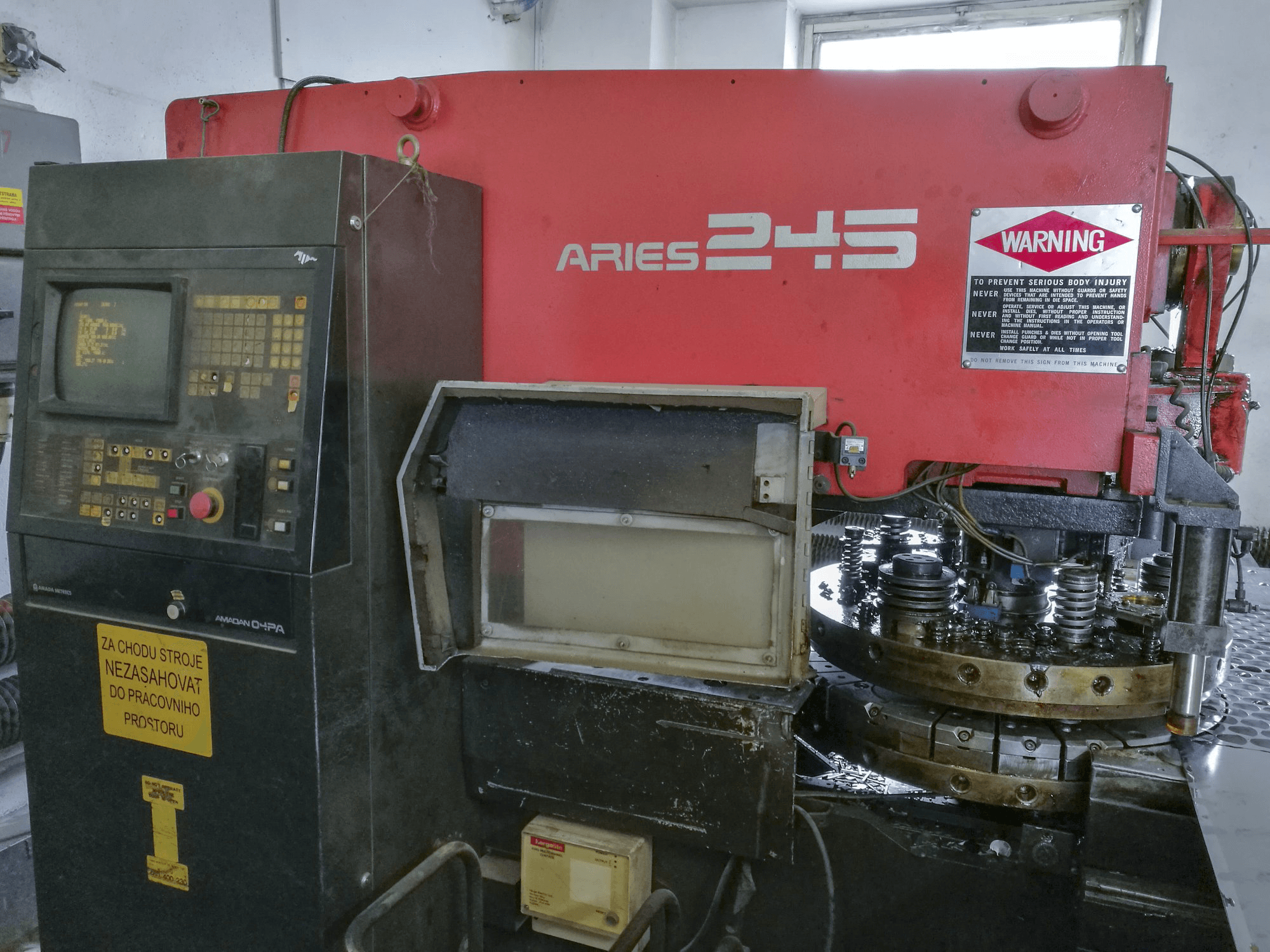 Vista frontal de la máquina AMADA ARIES 245