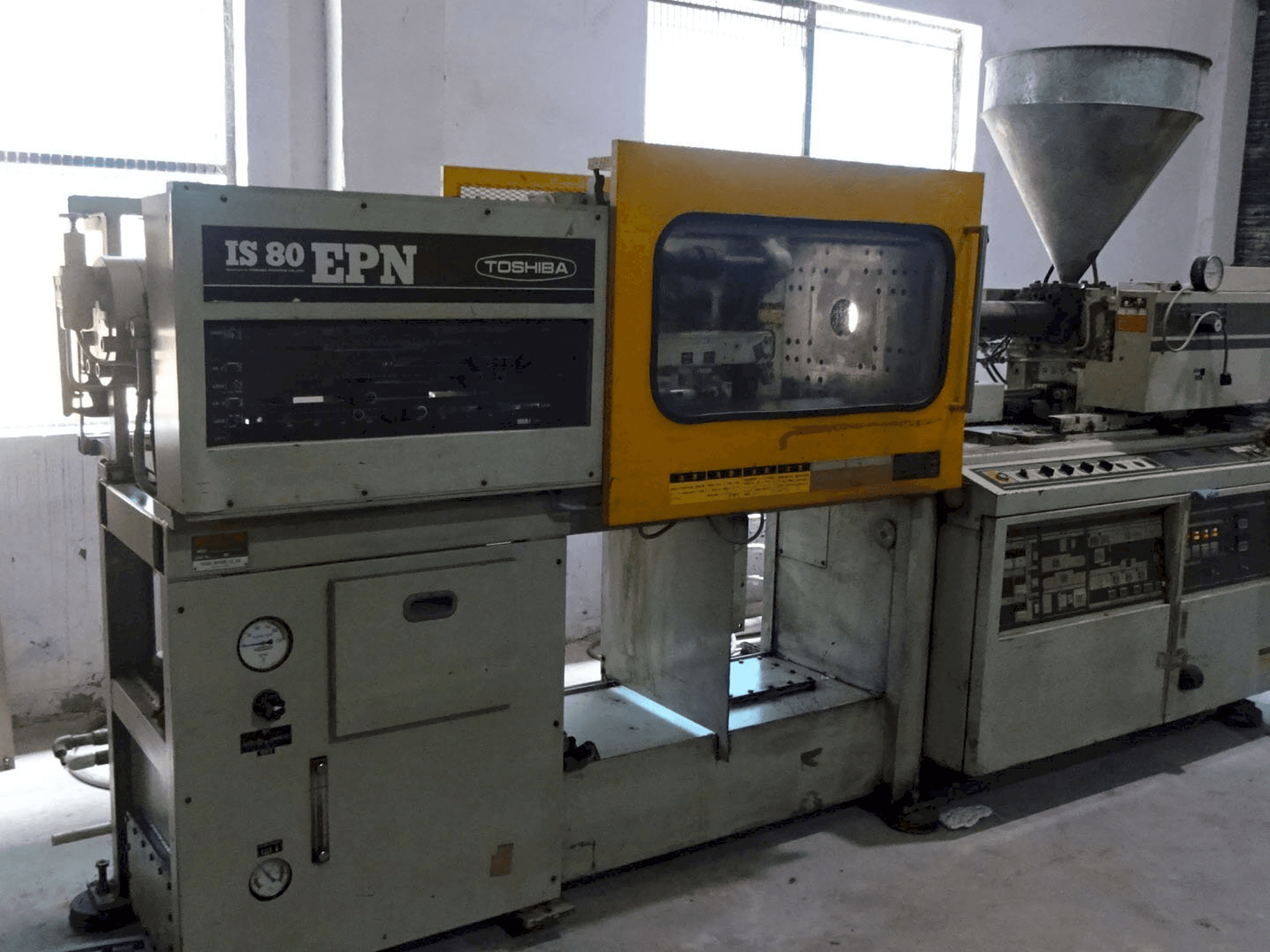 Vista izquierda de la máquina Toshiba IS 80 EPN 2A