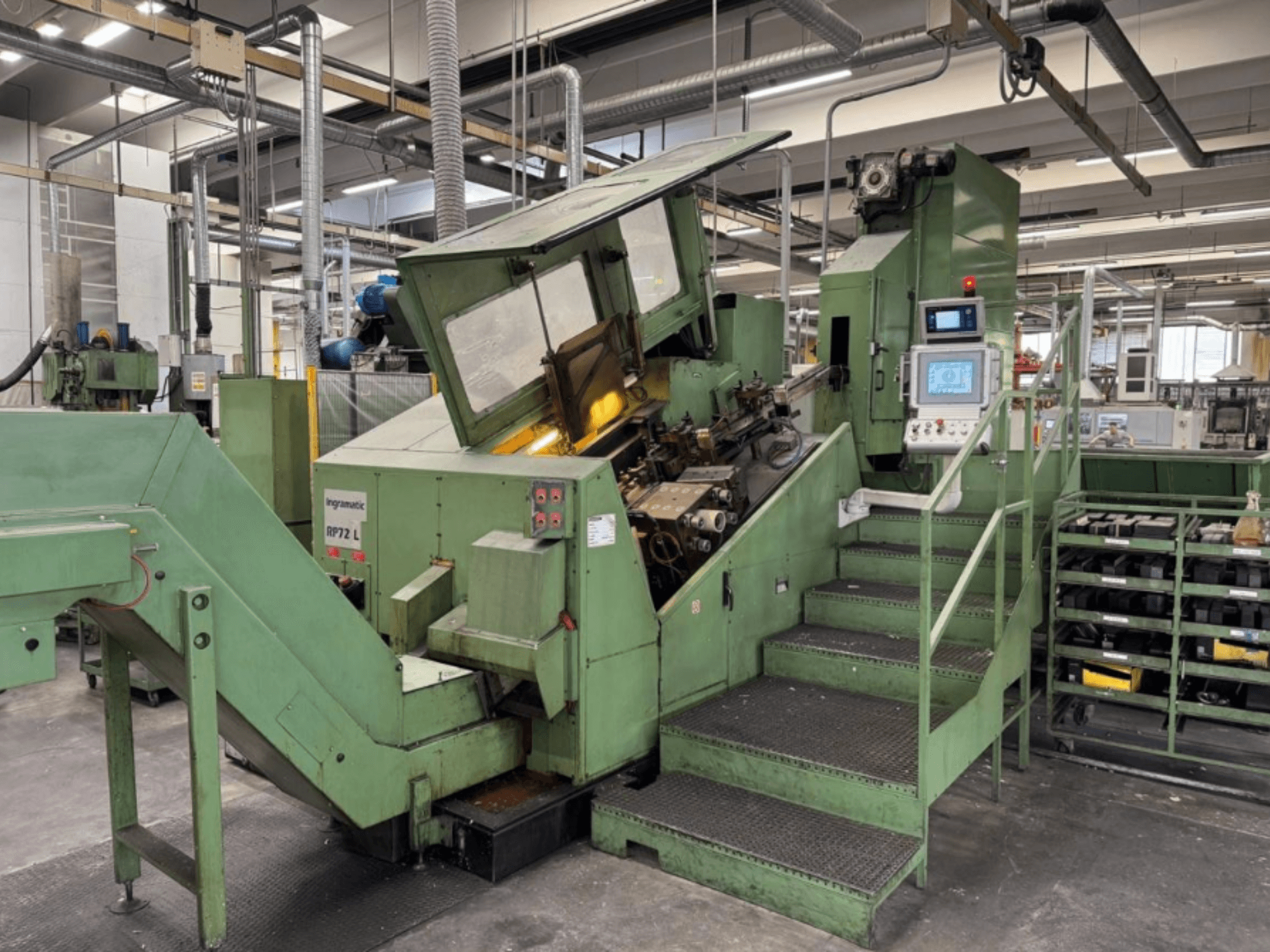 Ingramatic RP72 L, máquina industrial de color verde, vista frontal; dispone de un panel de control y peldaños con plataforma de rejilla metálica.