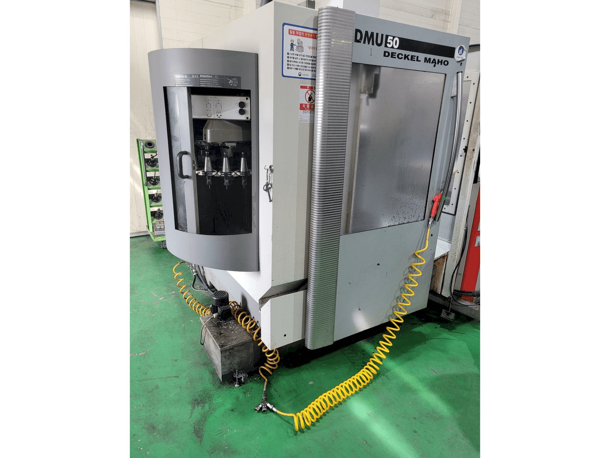 Vista frontal de la máquina DECKEL MAHO DMU 50