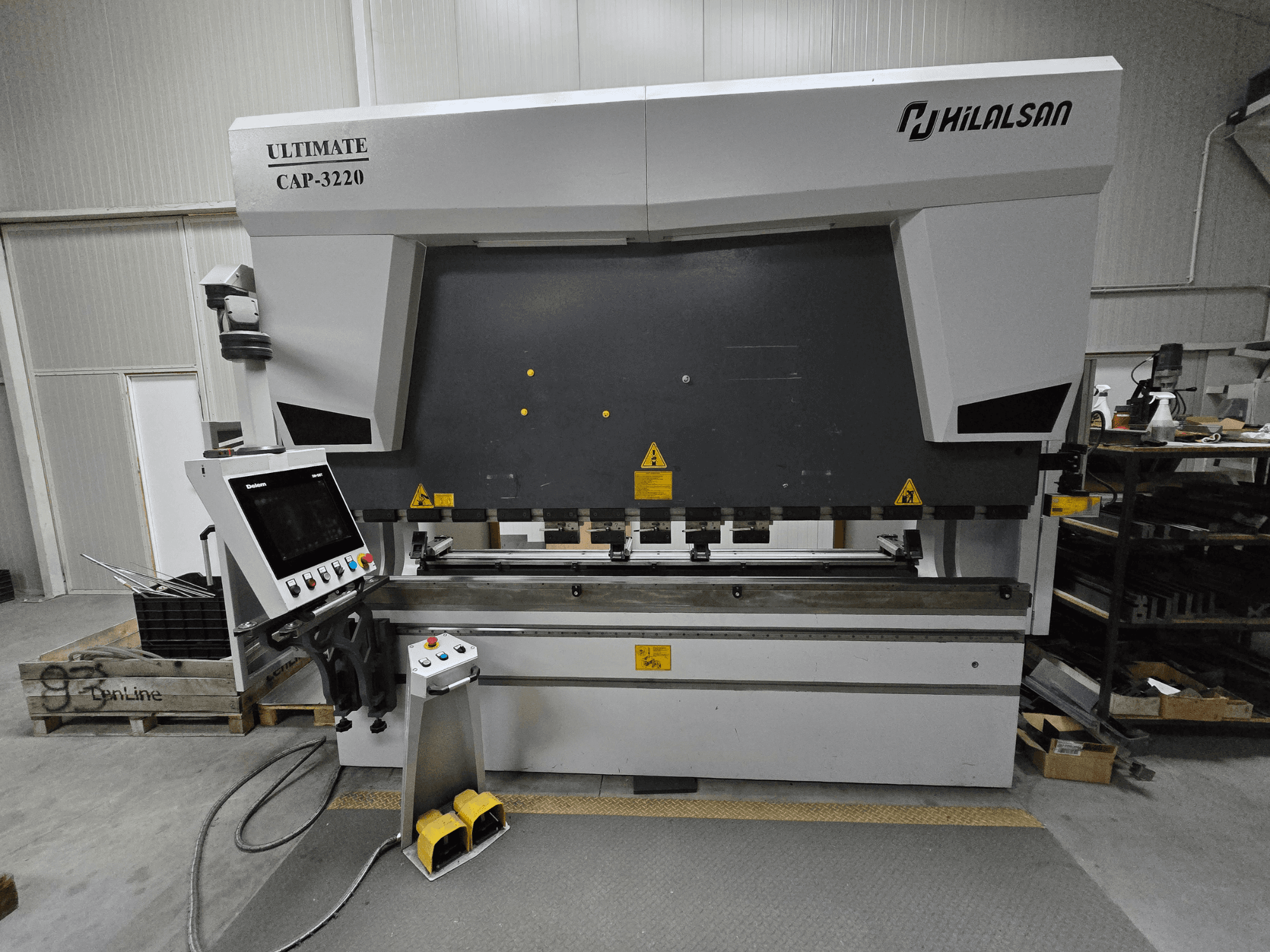 Ultimate CAP-3220 de Hilalsan, vista frontal de una plegadora de metal con panel de control y pedales visibles.