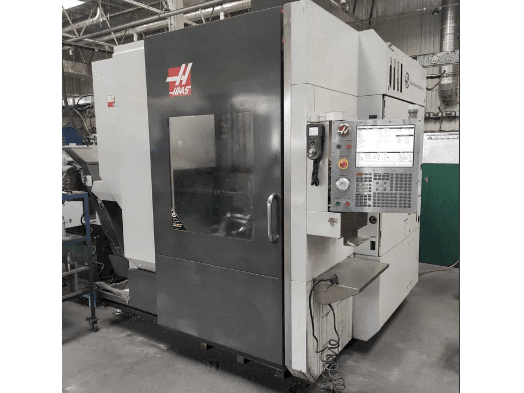 Vista frontal de la máquina HAAS UMC-750