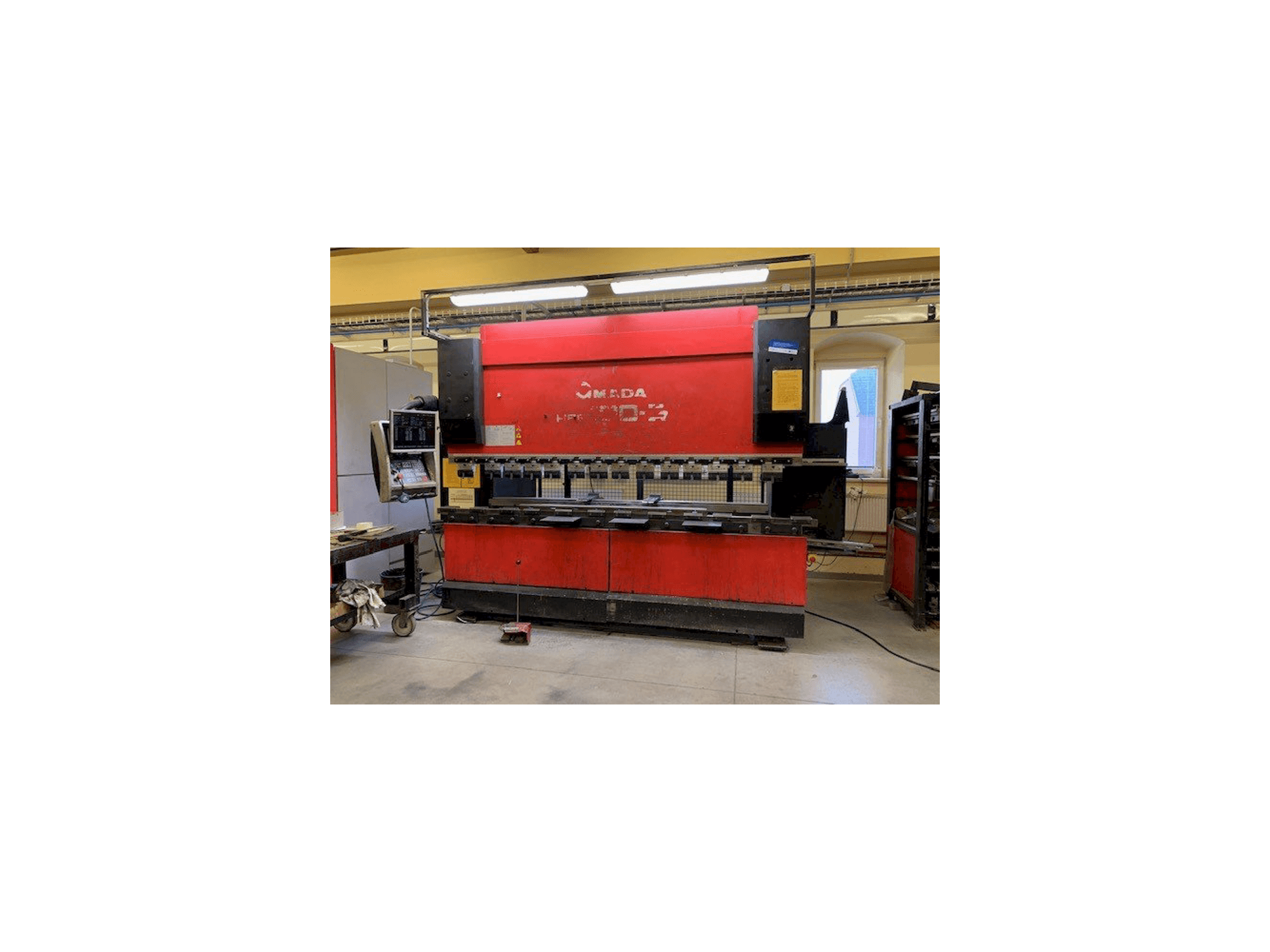 Vista frontal de la máquina AMADA HFE 100-3