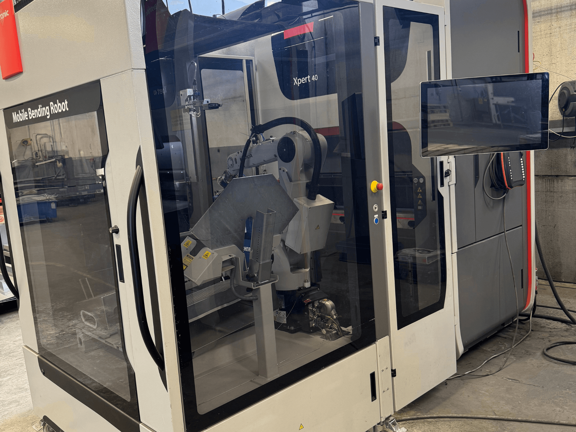 Plegadora Bystronic Xpert 40/1030 con robot plegador móvil, vista frontal con panel de control y componentes robóticos.