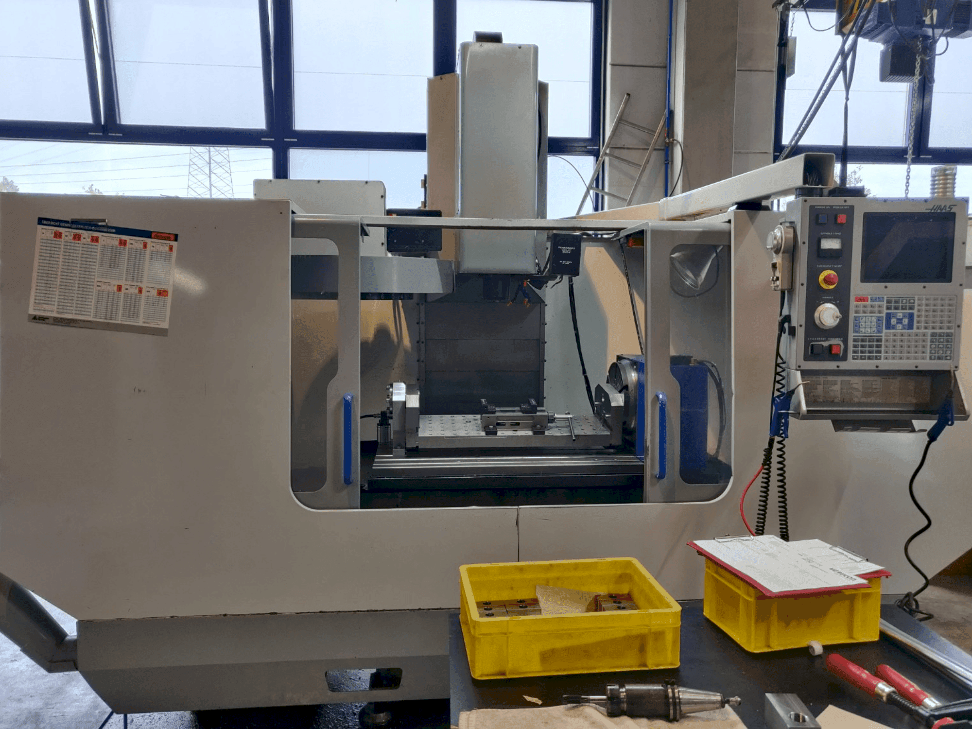 Vista frontal de la máquina MIKRON VCE 1300/40 (2001)