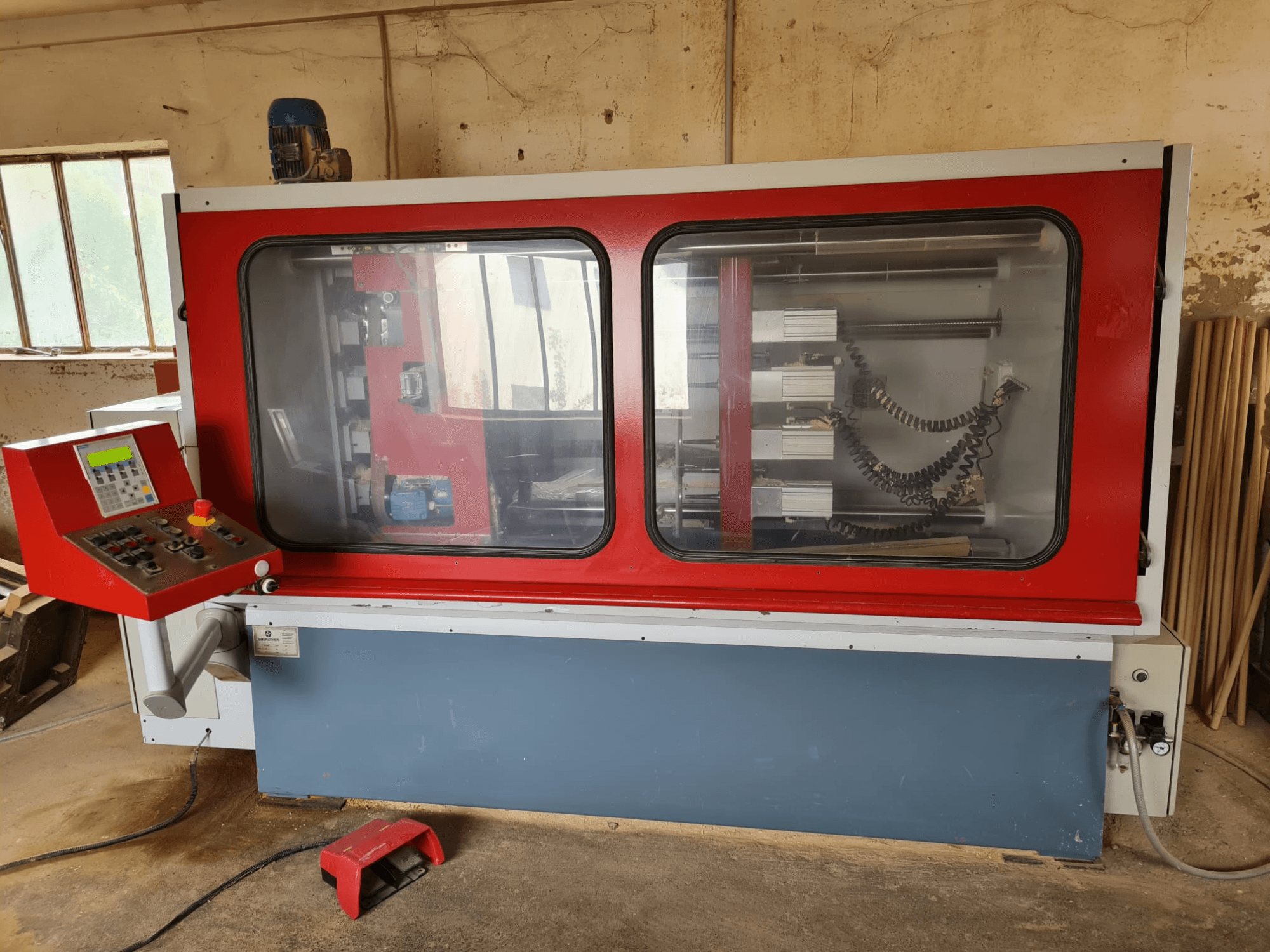 Molino de madera WEIRATHER KS1300/4 en vista frontal, con panel de control, carcasa transparente y componentes internos visibles.