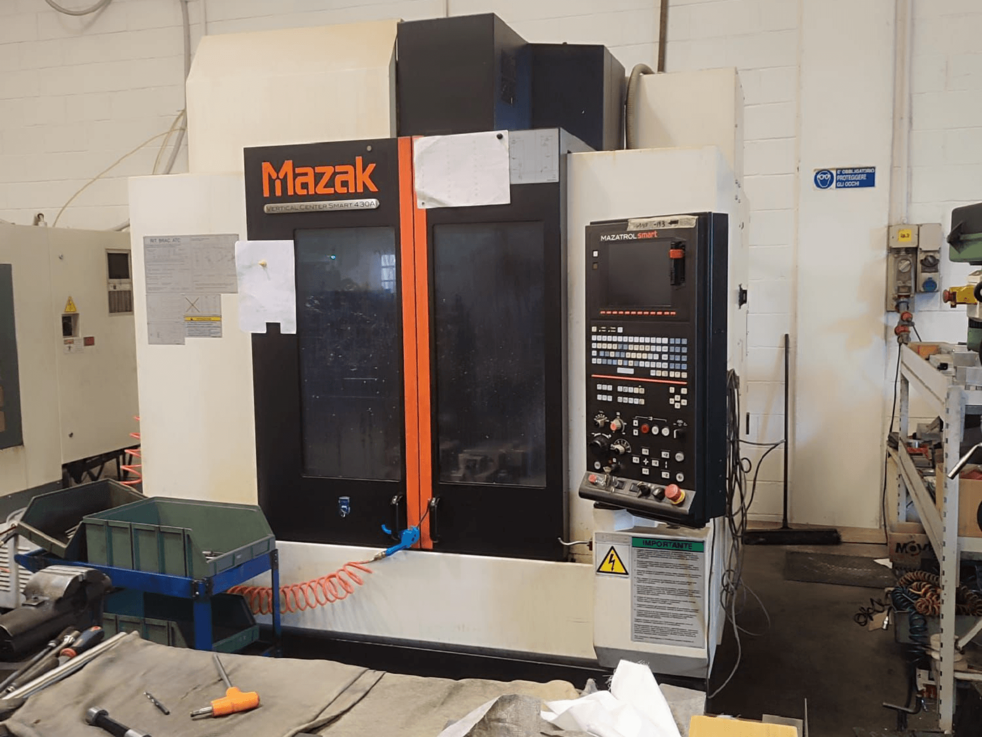 Centro de mecanizado vertical Mazak VCS 430A, vista frontal que muestra el panel de control y los detalles operativos en un entorno de taller.