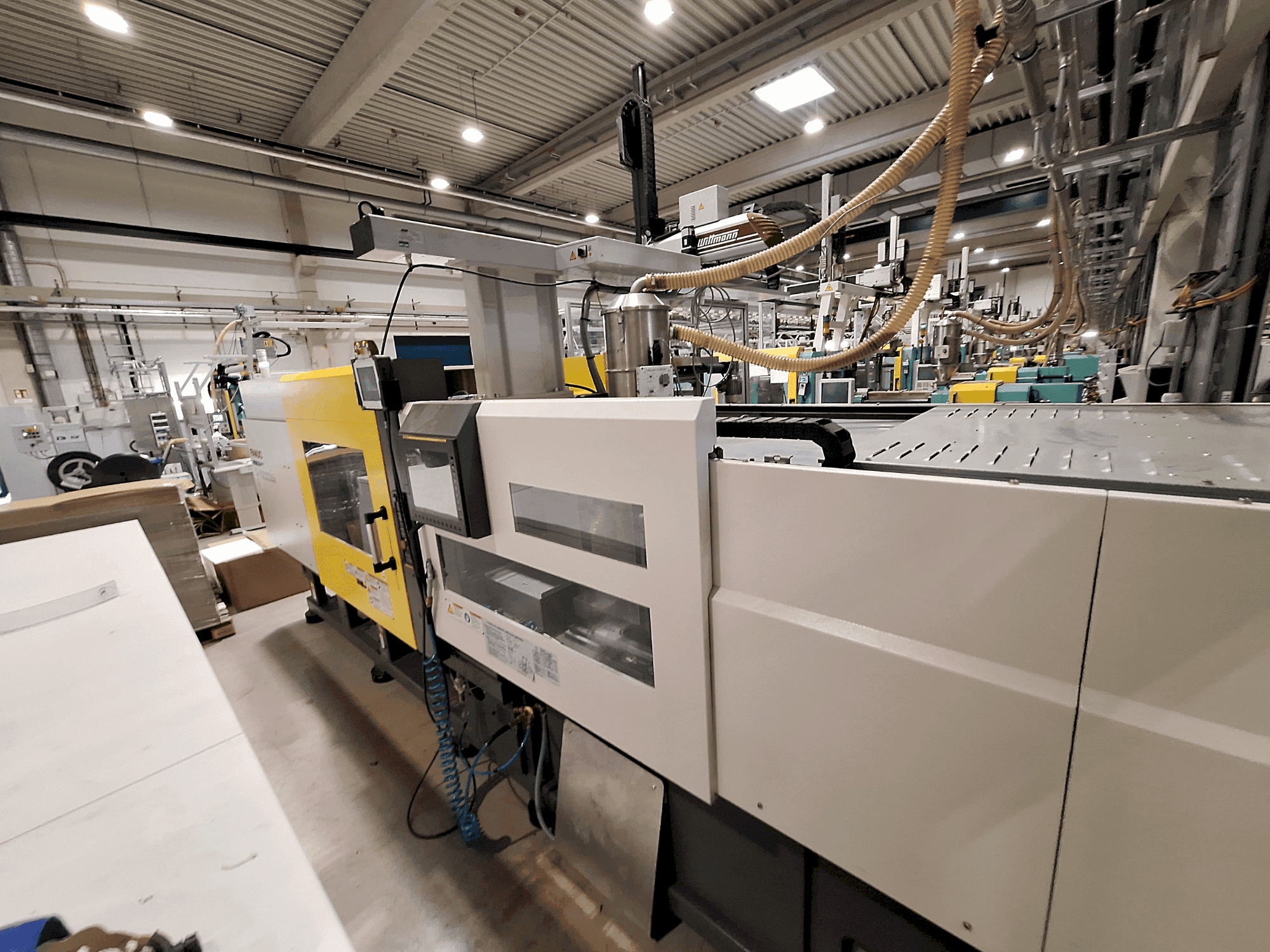 Vista frontal de la máquina FANUC Roboshot S220iA