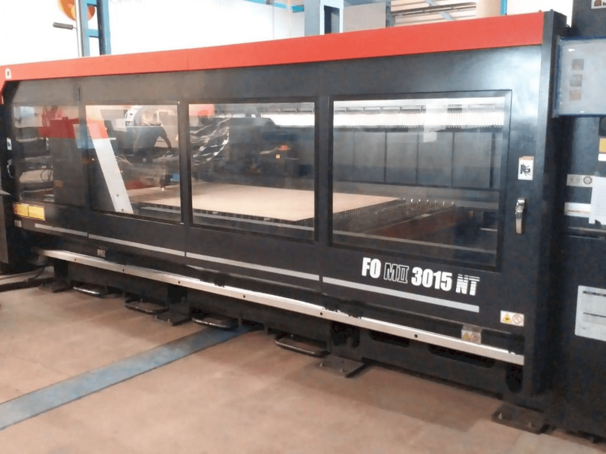 Vista frontal de la máquina AMADA F0M2 3015 MT
