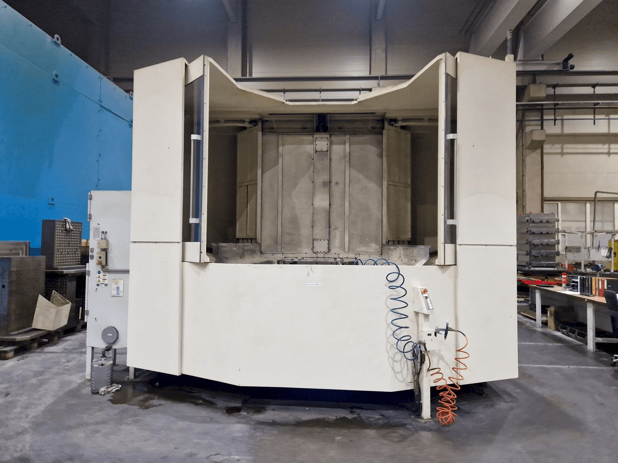 Vista frontal de la máquina Makino a120nx